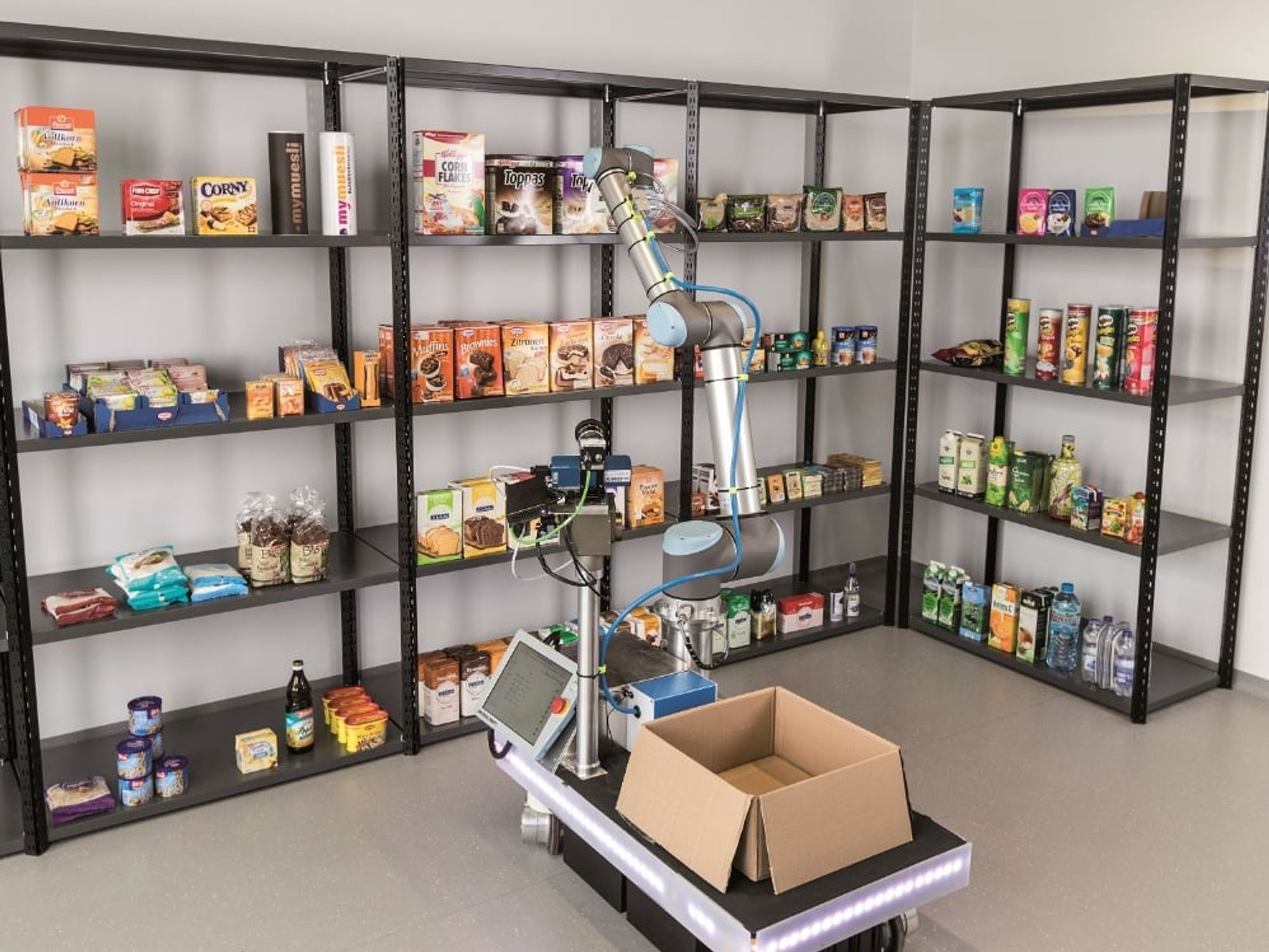 Insbesondere der E-Commerce ist ein Treiber für den Erfolg von Kommissionierrobotern in der Intralogistik. Dieser prototypische Demonstrator erkennt Lebensmittel in Regalen, kann sie greifen und als Warenlieferung zusammenstellen. Insbesondere der E-Commerce ist ein Treiber für den Erfolg von Kommissionierrobotern in der Intralogistik. Dieser prototypische Demonstrator erkennt Lebensmittel in Regalen, kann sie greifen und als Warenlieferung zusammenstellen.