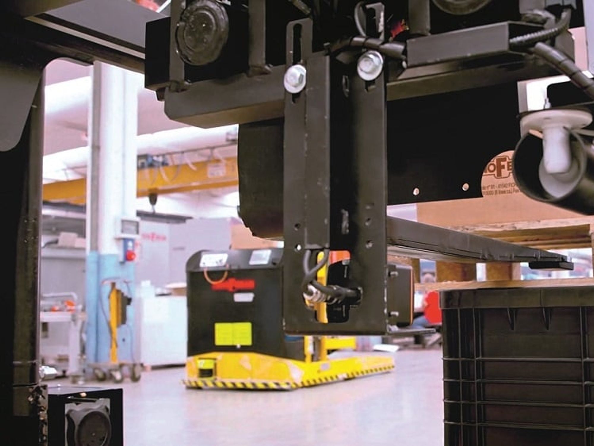 Autonomous forklift trucks equipped with the PDS system drive up to a distance of between 1 and 2 m to the next pallet to be picked up before the ToF camera takes a 3D image of the pallet.