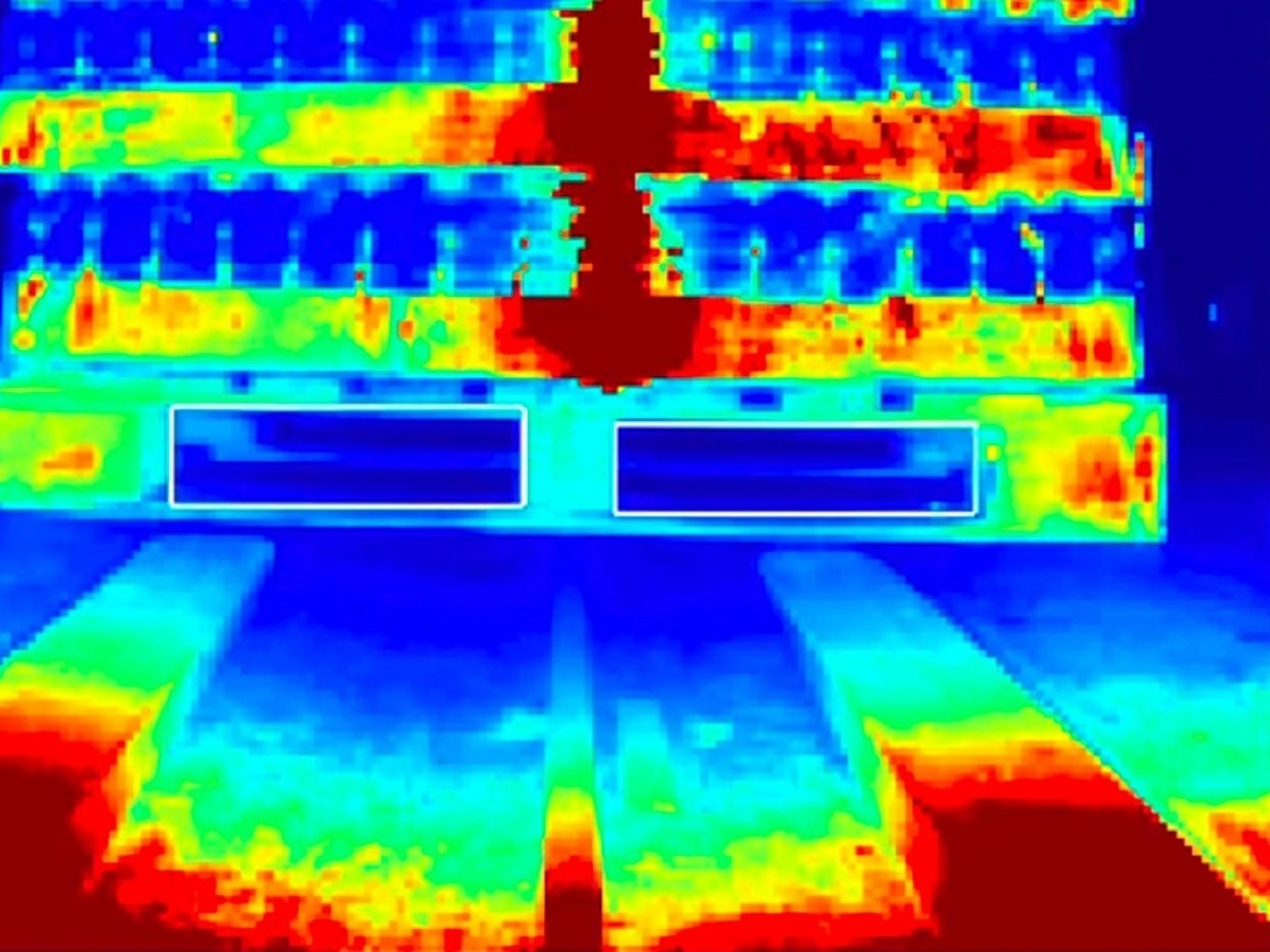 Das Palettenerkennungssystem identifiziert die exakte Position aller Standard-Paletten mit zwei Taschen. Basis des Systems sind die Time-of-Flight-Kameras der O3D-Serie von ifm, die typischerweise leicht oberhalb und zwischen den Gabeln der Fahrzeuge Das Palettenerkennungssystem identifiziert die exakte Position aller Standard-Paletten mit zwei Taschen. Basis des Systems sind die Time-of-Flight-Kameras der O3D-Serie von ifm, die typischerweise leicht oberhalb und zwischen den Gabeln der Fahrzeuge
