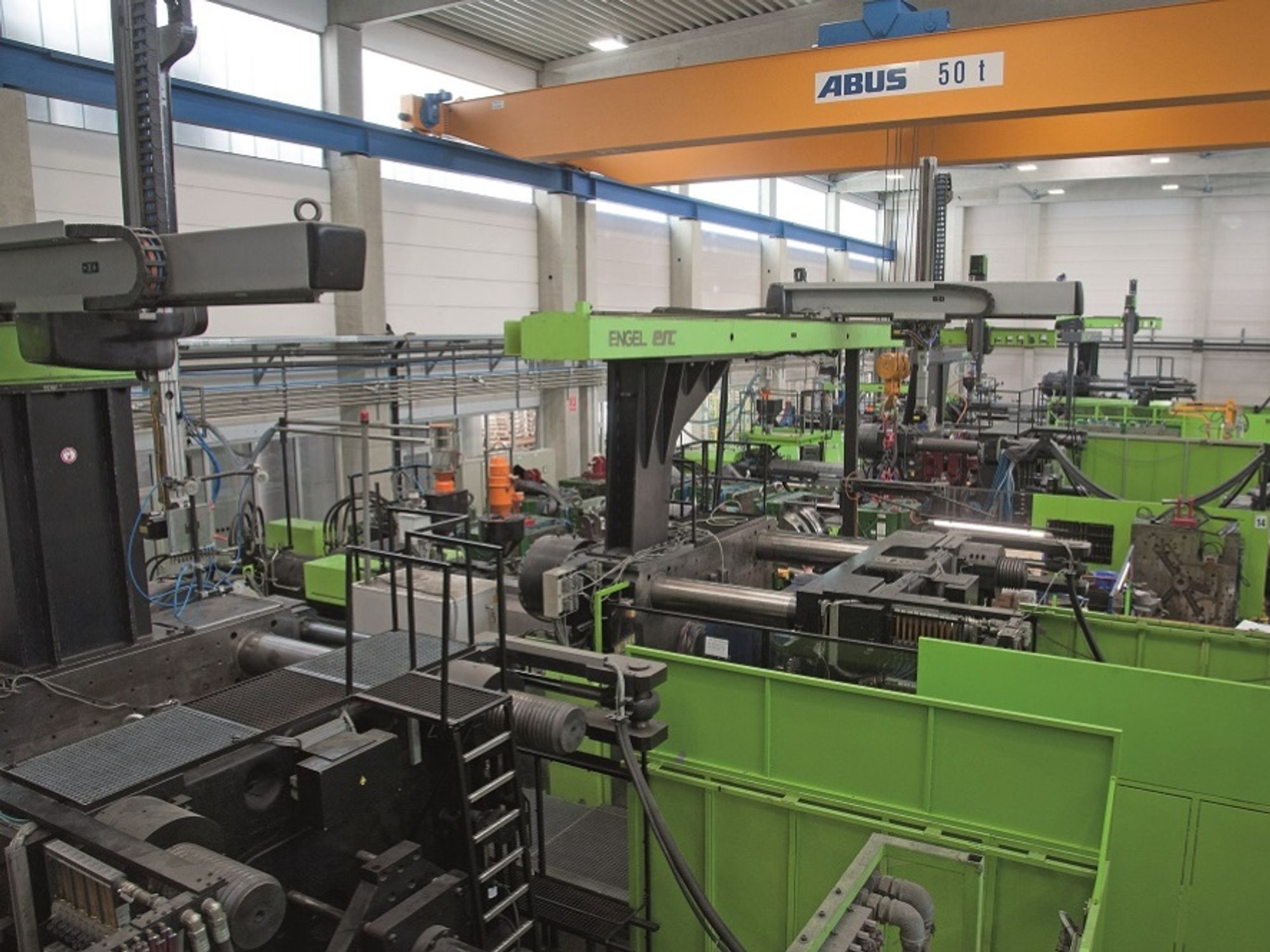 Spritzguss-Maschinen mit bis zu 32.000 kN Schließkraft fertigen bei Mitschke Kunststoffteile bis 30 kg mit Abmessungen bis 2200 mm. Spritzguss-Maschinen mit bis zu 32.000 kN Schließkraft fertigen bei Mitschke Kunststoffteile bis 30 kg mit Abmessungen bis 2200 mm.