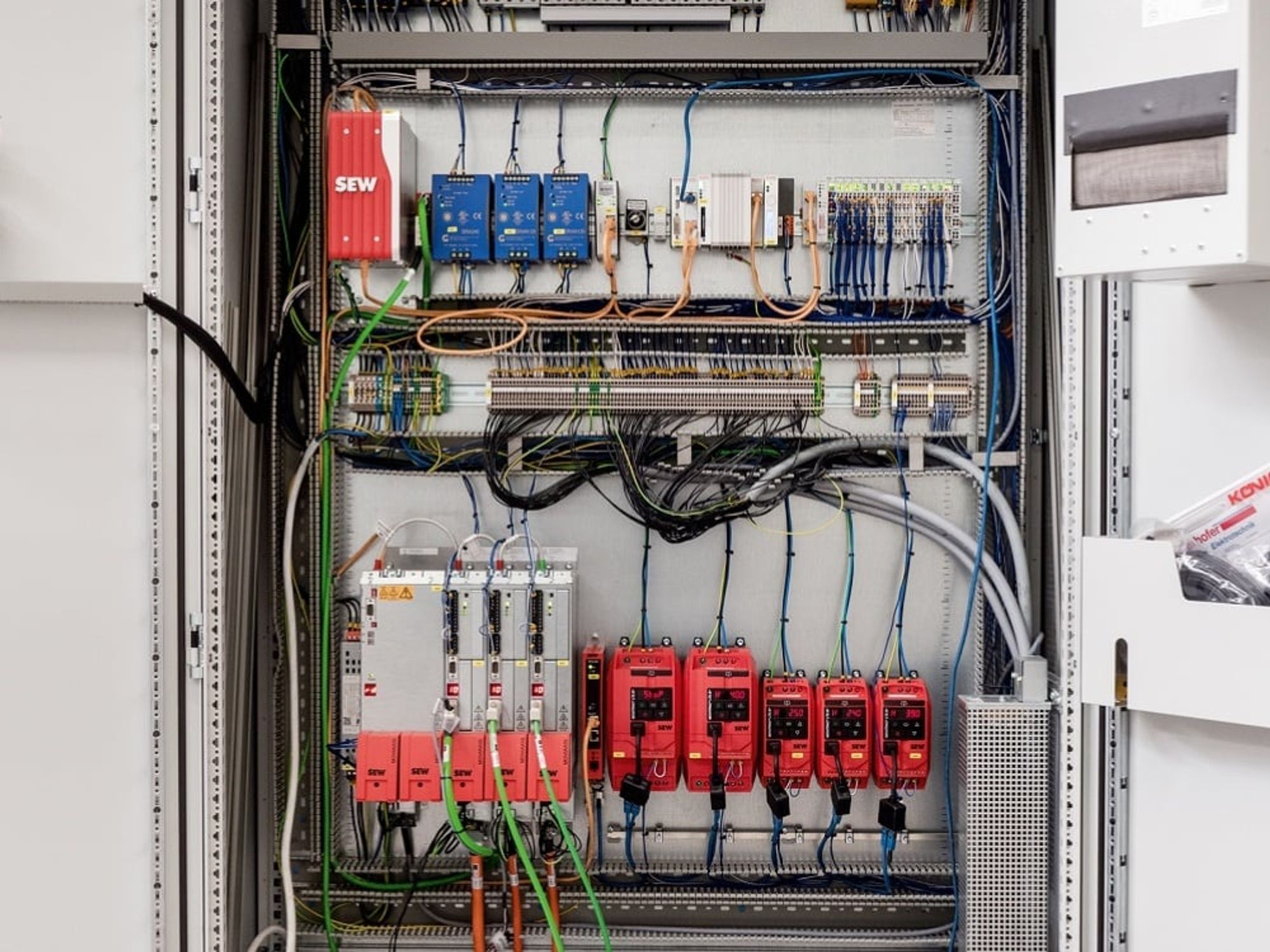 The belt drives form a separate machine module in order to be able to flexibly adapt the customer-specific conditions for connecting the downstream machines via conveyor belts. For this purpose, the Movitrac LTE-B inverters (bottom row) are connected via