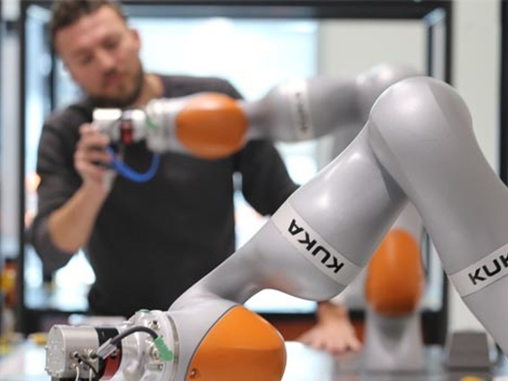 Kuka Roboter mit Trainer