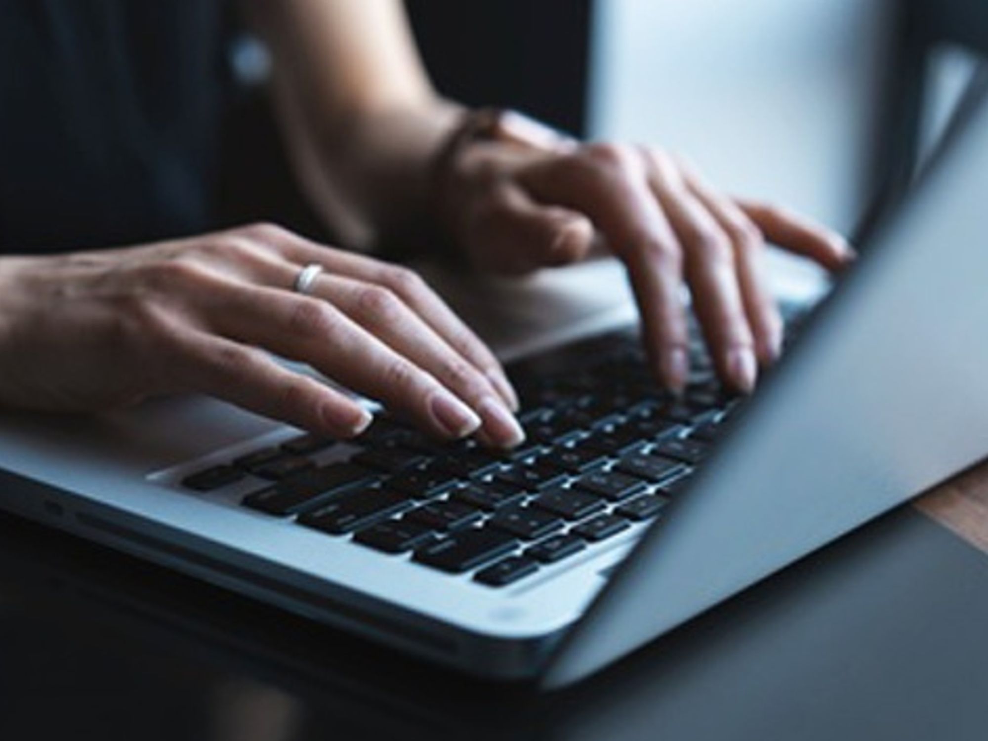 Frau am Laptop
