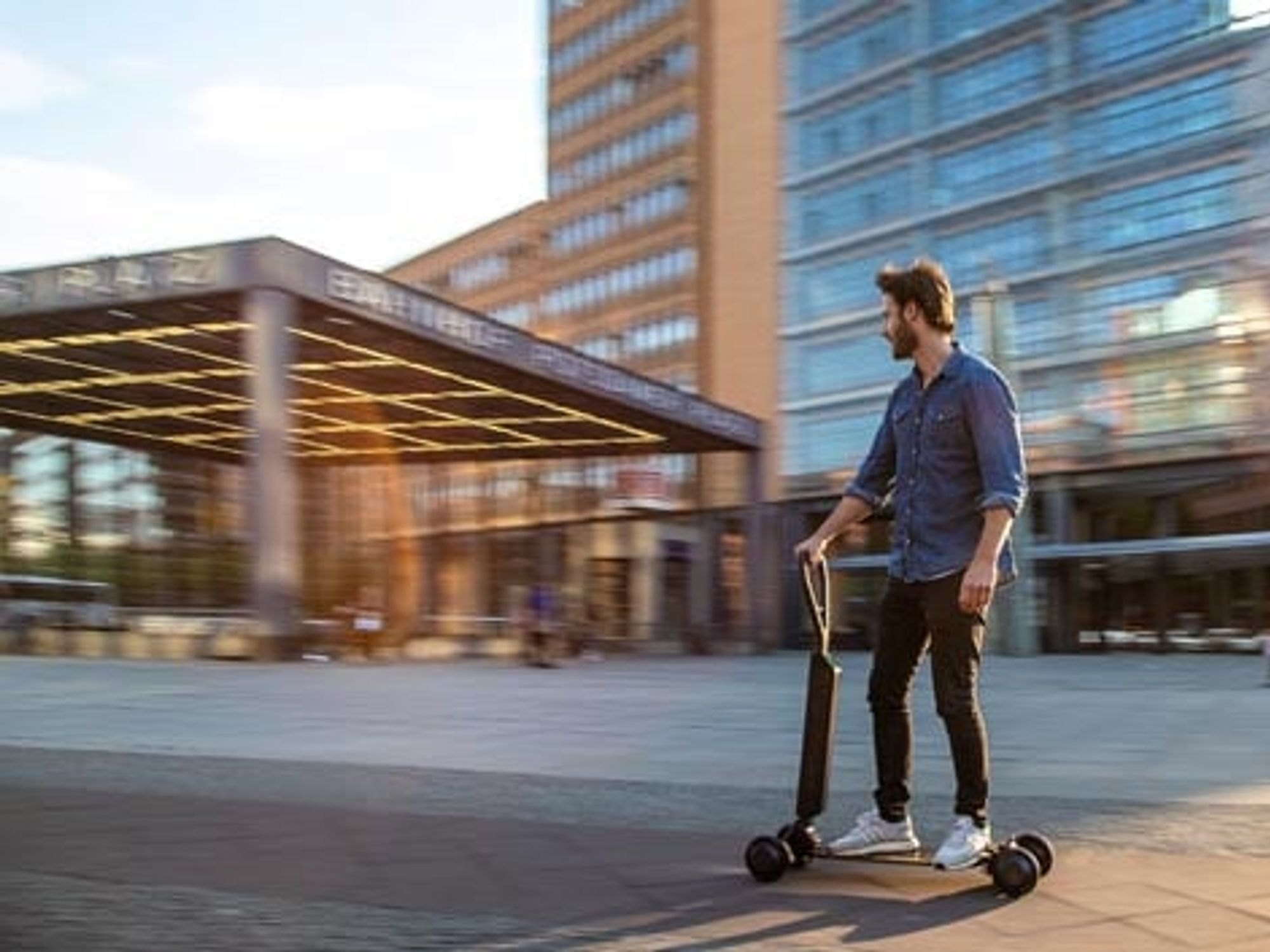 Auch Audi setzt künftig auf das Mobilitätskonzept E-Scooter, wählt aber einen anderen Ansatz und kombiniert Tretroller mit Skateboard. Auch Audi setzt künftig auf das Mobilitätskonzept E-Scooter, wählt aber einen anderen Ansatz und kombiniert Tretroller mit Skateboard.