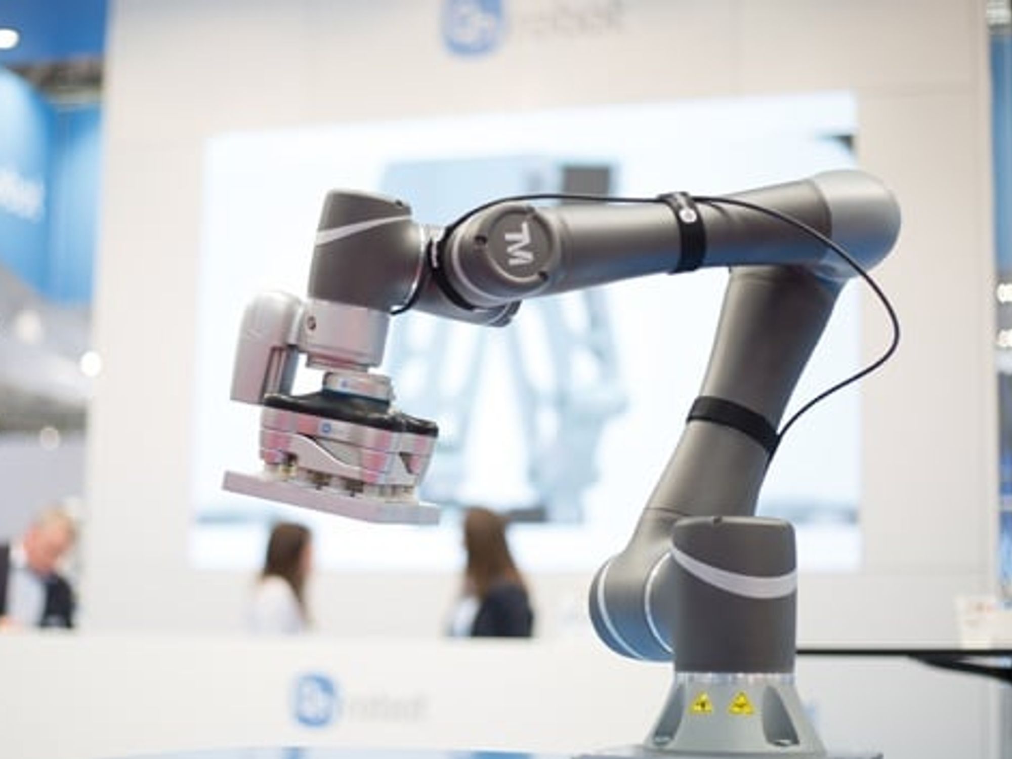 Intelligent robotic arm