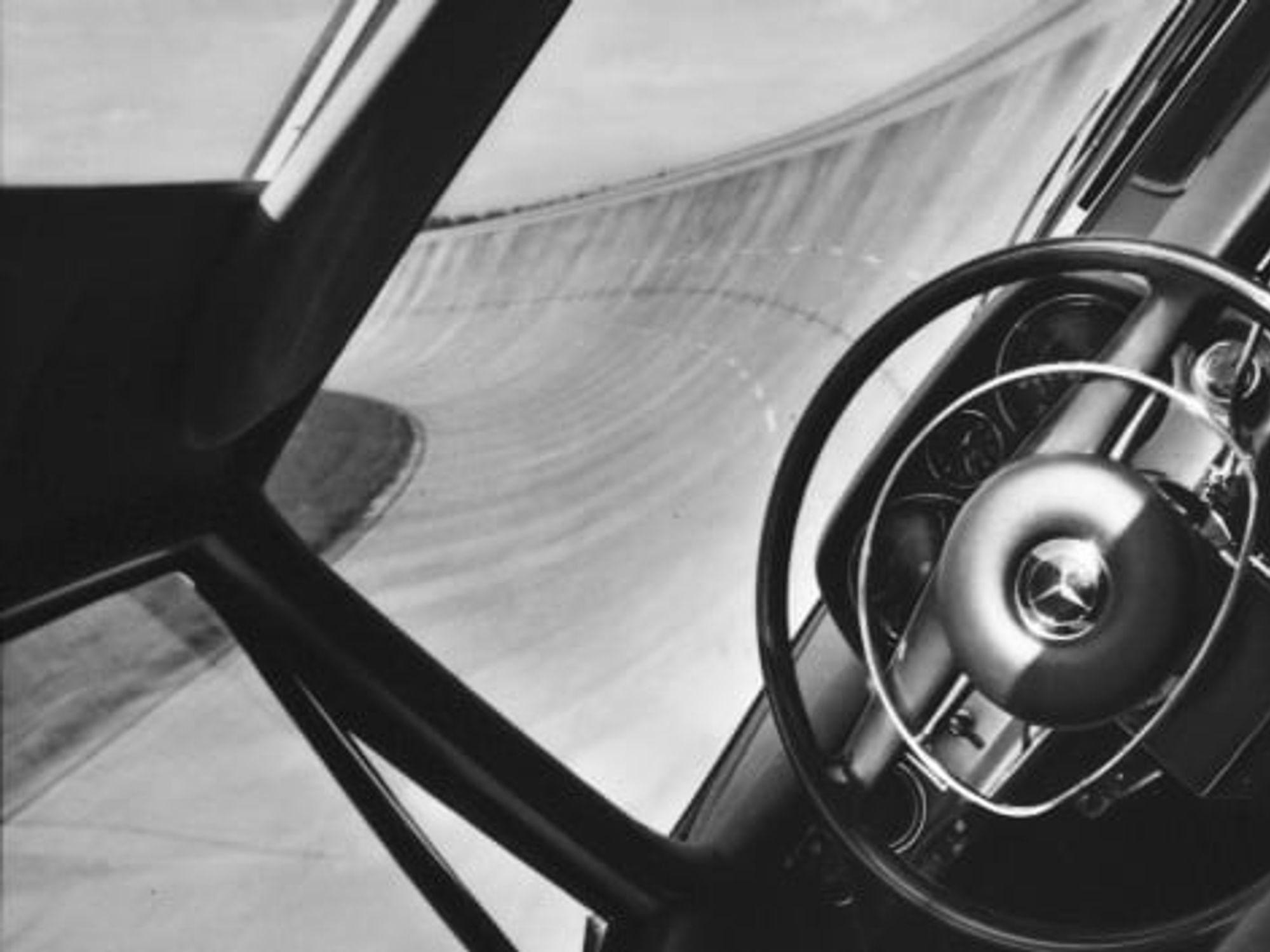 Das elektronisch gesteuerte Fahrzeug in der Steilkurve des Contidrom.  Aufnahme von 1968