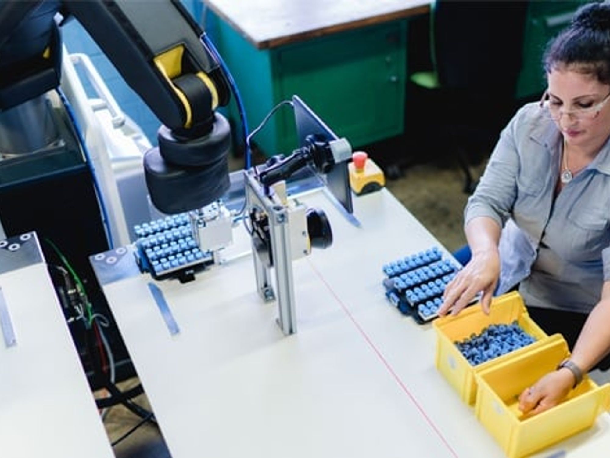 1_Apas-Roboter bei der Unterstützung eines Mitarbeiters bei der Isak GmbH 1_Apas-Roboter bei der Unterstützung eines Mitarbeiters bei der Isak GmbH