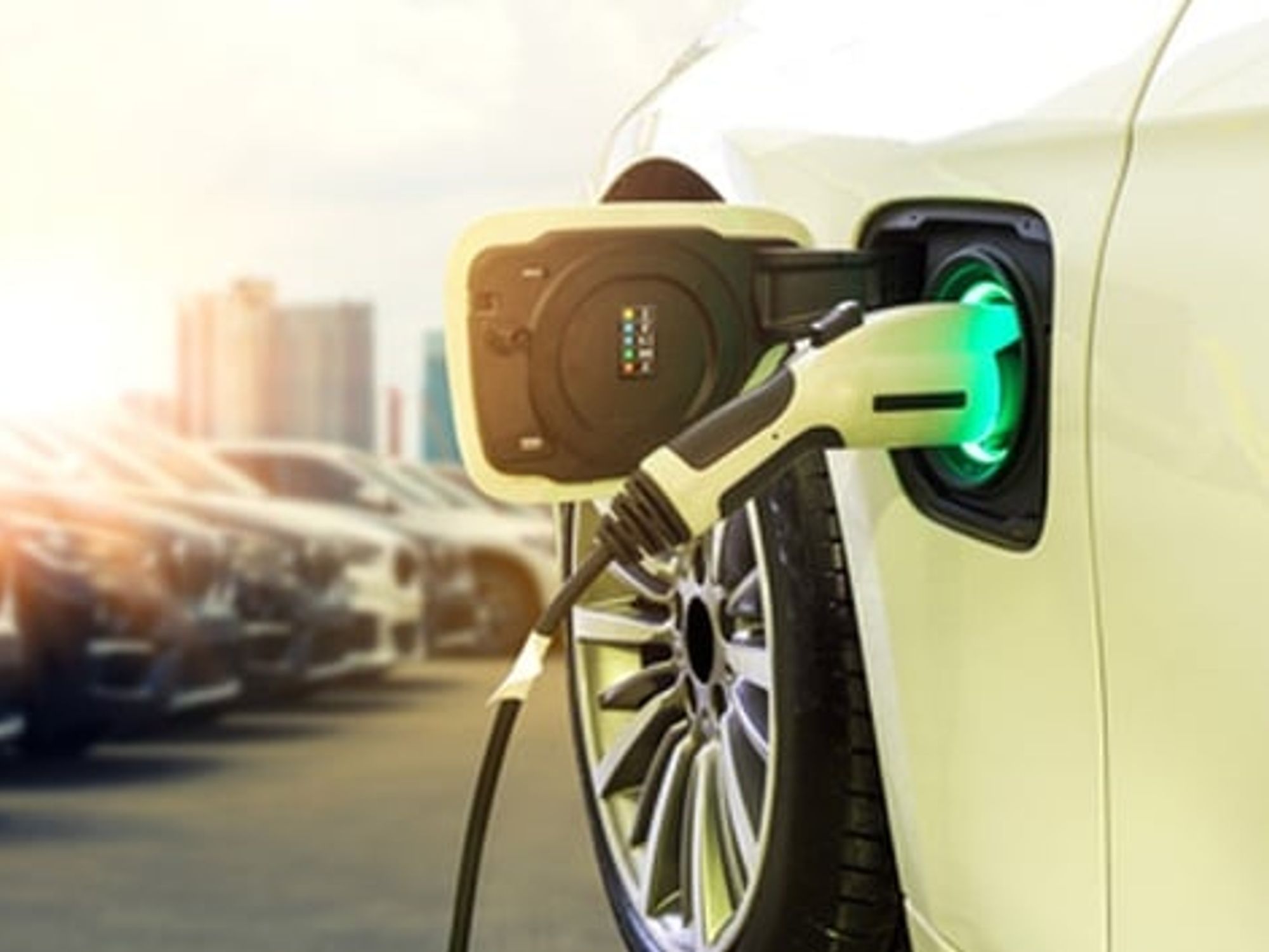 Elektroauto beim Aufladen, Fotolia, Nischaporn Elektroauto beim Aufladen, Fotolia, Nischaporn