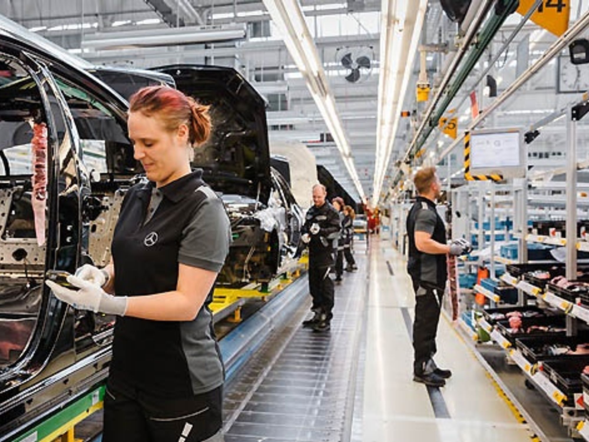 Montage der S-Klasse bei Mercedes Benz