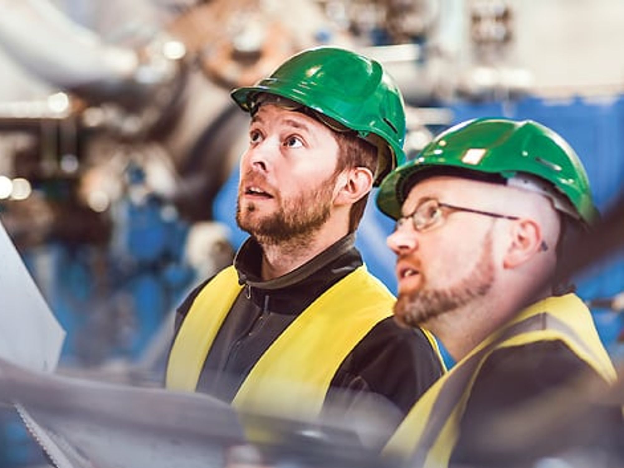 1_Mitarbeiter in der Produktionshalle