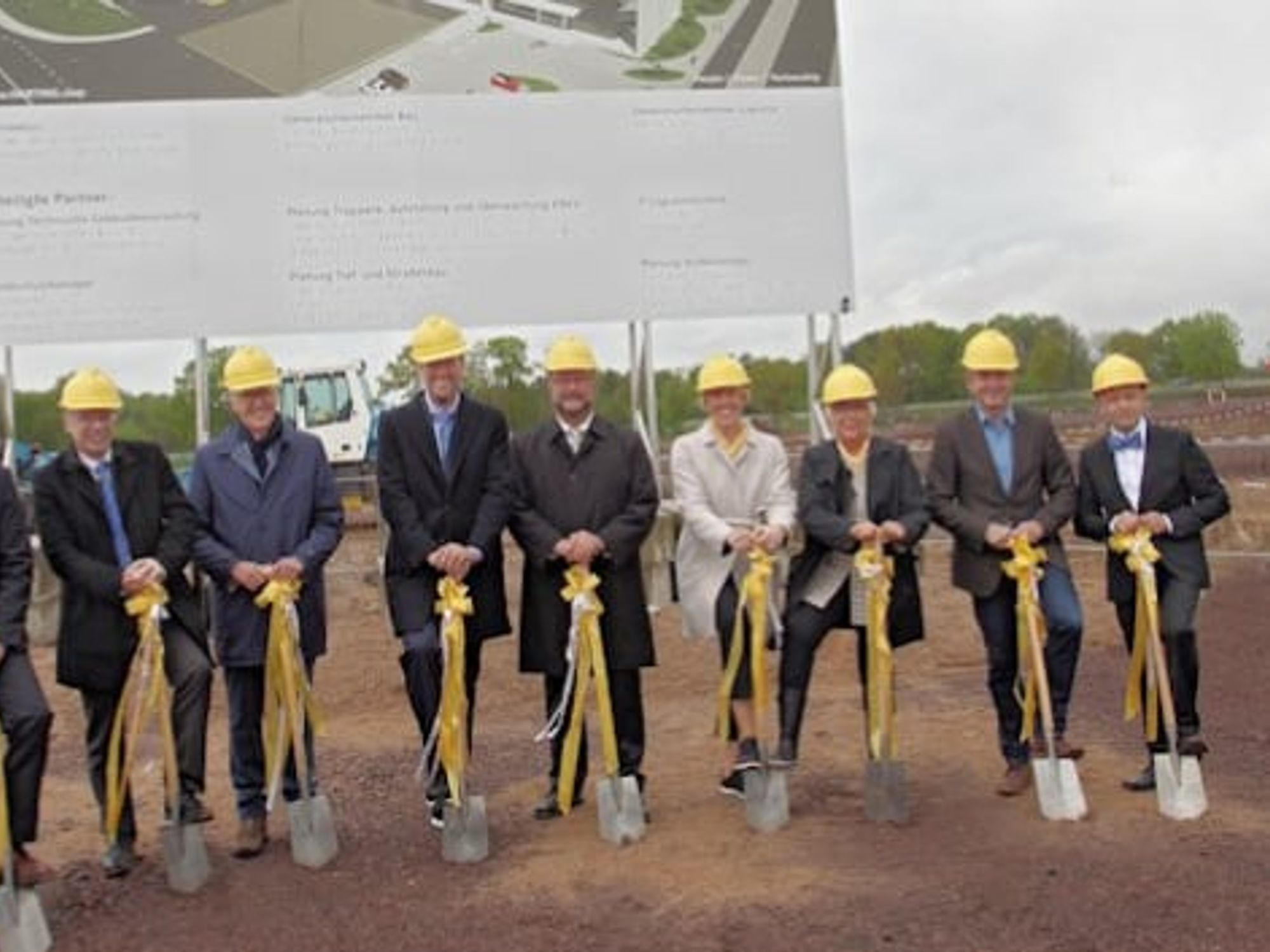 Beim offiziellen Spatenstich packten Mario Lange, Betriebsratsvorsitzender Harting Logistics; Andreas Conrad, Vorstand Operations; Dr. Michael Pütz, Vorstand Personal, Werksanlagen und Recht; Dietmar Harting, Vorstand; Philip Harting, Vorstandsvorsi Beim offiziellen Spatenstich packten Mario Lange, Betriebsratsvorsitzender Harting Logistics; Andreas Conrad, Vorstand Operations; Dr. Michael Pütz, Vorstand Personal, Werksanlagen und Recht; Dietmar Harting, Vorstand; Philip Harting, Vorstandsvorsi