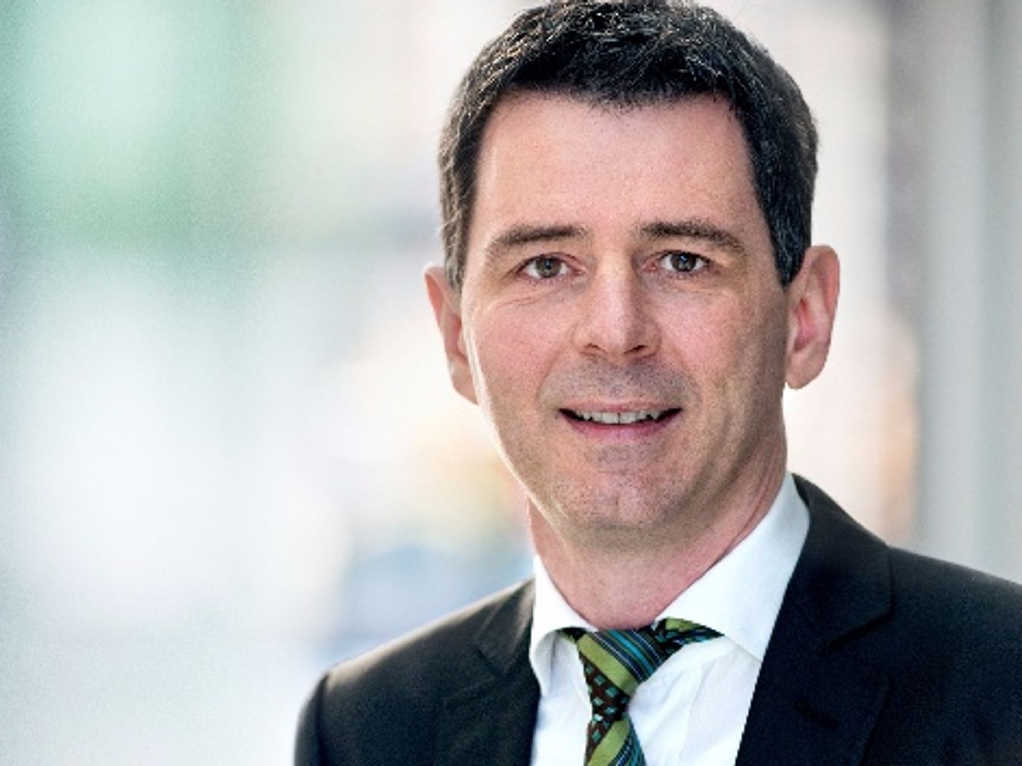 Andreas Pauly tritt bei Rohde & Schwarz die Nachfolge von Roland Steffen an. Andreas Pauly tritt bei Rohde & Schwarz die Nachfolge von Roland Steffen an.