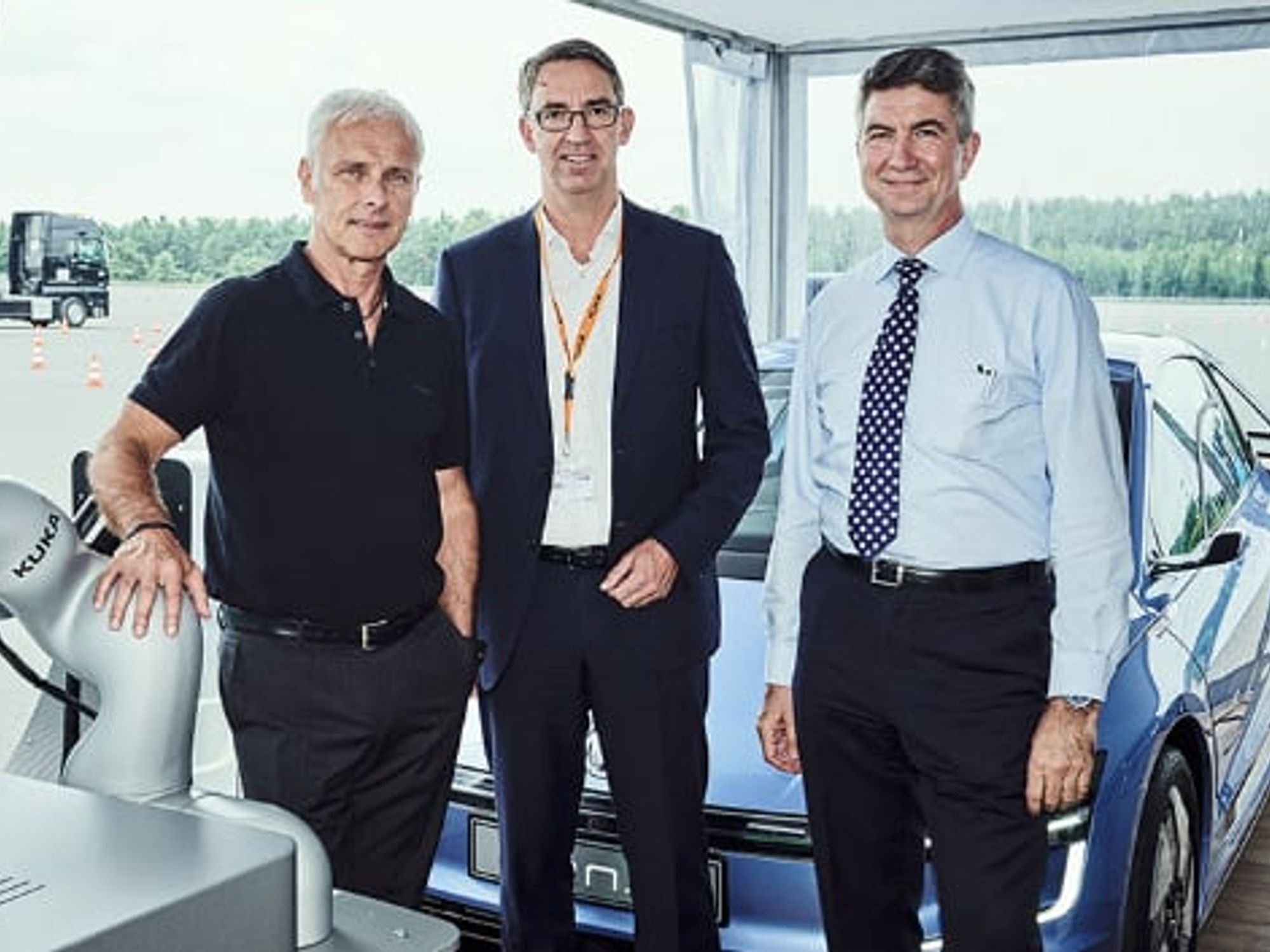 Volkswagen and Kuka extend their cooperation in the field of electromobility and service robotics.