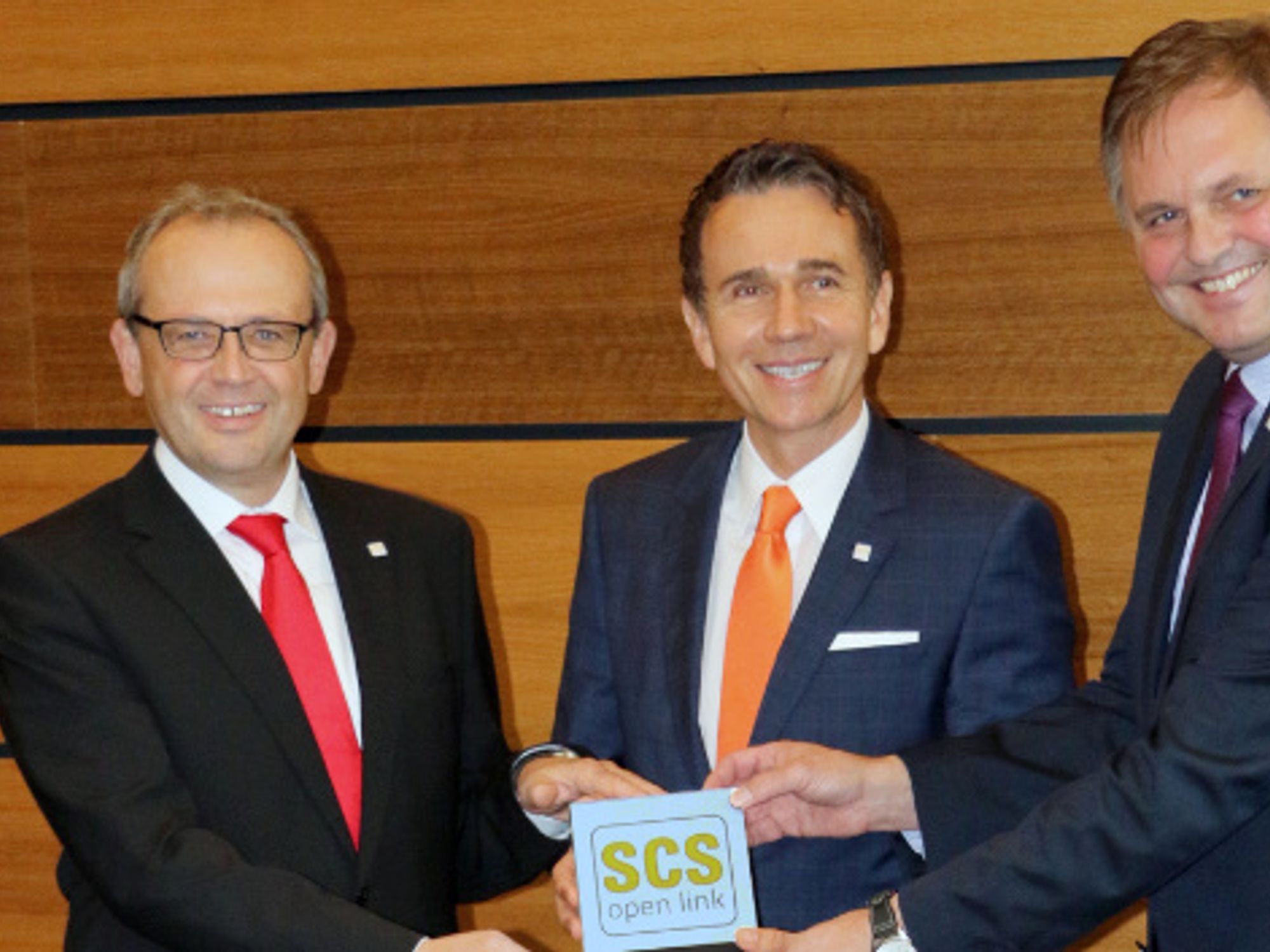 (from left to right): Jochen Feiler (Hengstler), Gebhard F. Kübler and Karsten Just (Baumer)