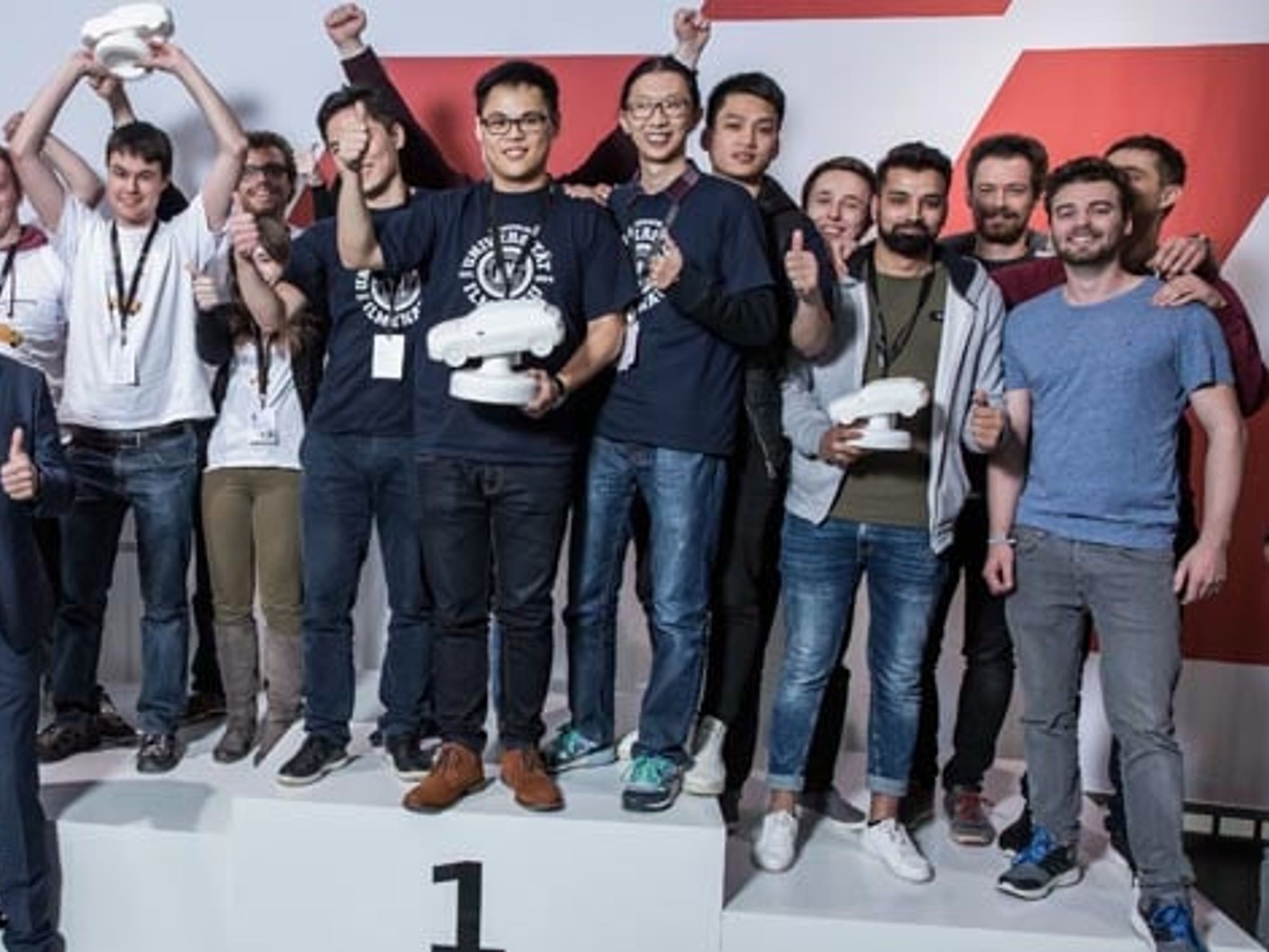 Audi Autonomous Driving Cup 2017: Peter Mertens, Board Member for Technical Development (left) with the winning teams.