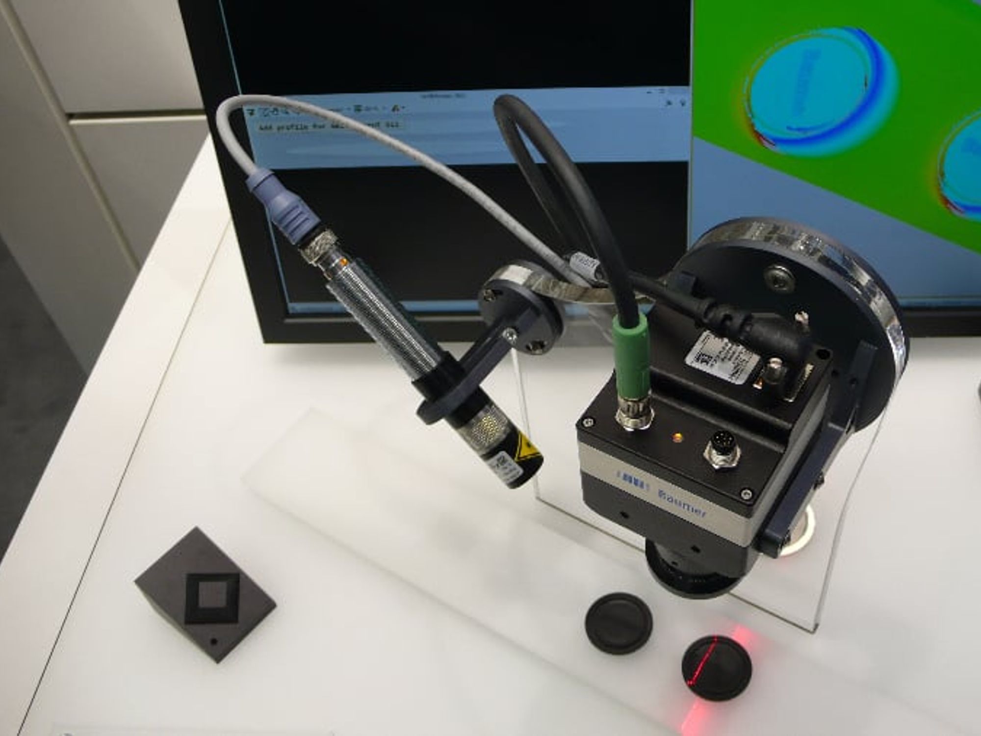 3D-Bildverarbeitung auf der Messe Vision 2016, hier nach dem Lasertriangulationsverfahren. 3D-Bildverarbeitung auf der Messe Vision 2016, hier nach dem Lasertriangulationsverfahren.
