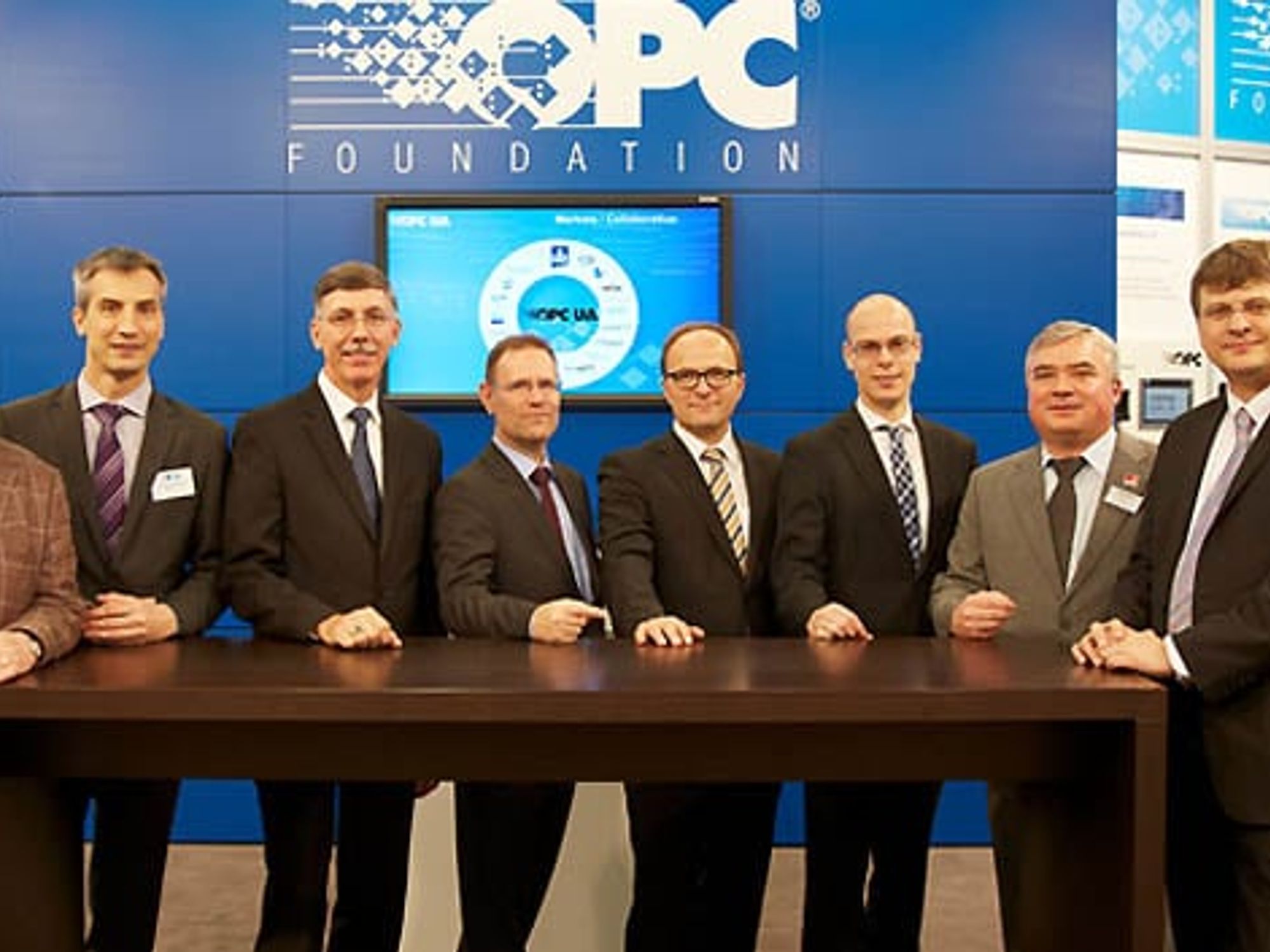 Ziehen gemeinsam am OPC-Strang Ziehen gemeinsam am OPC-Strang