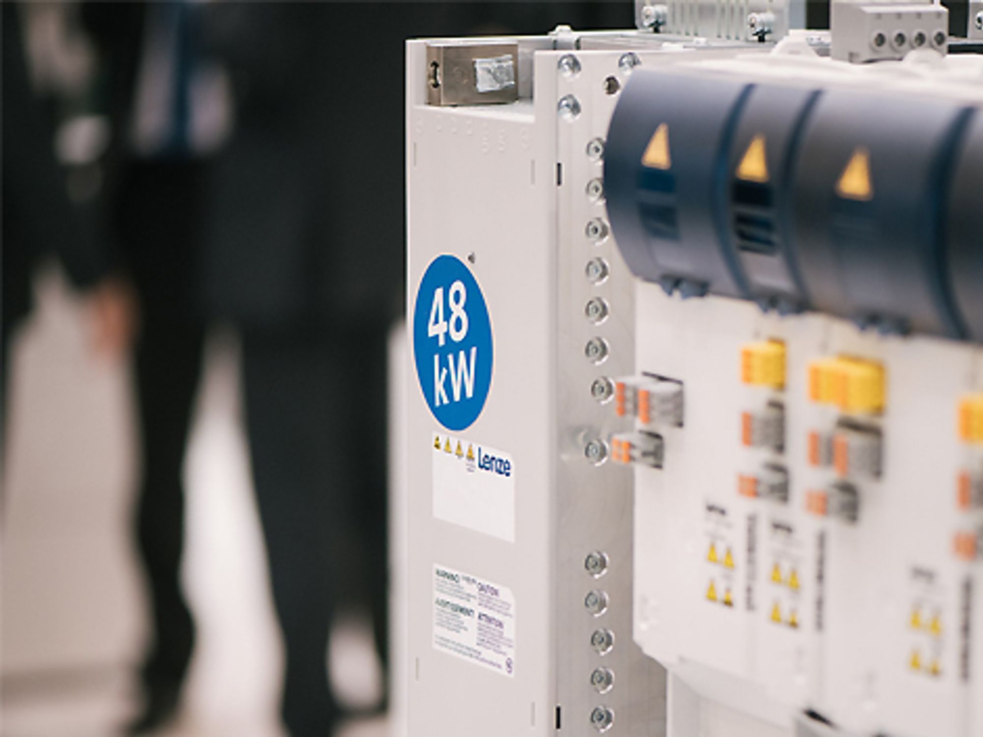 Regenerative power supply unit in two power levels from Lenze