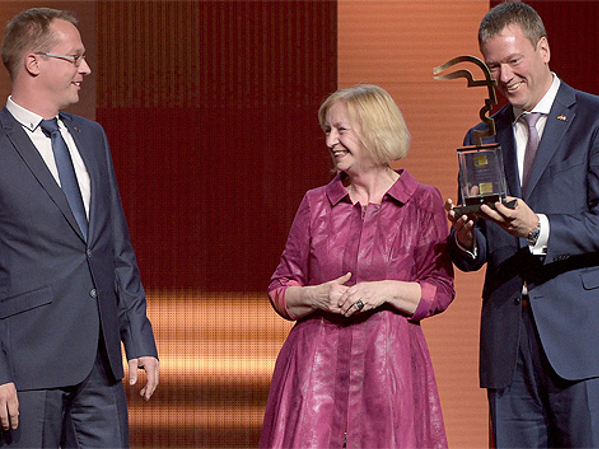 Prof. Dr. Johanna Wanka übergibt den Hermes Award 2016 an Harting.