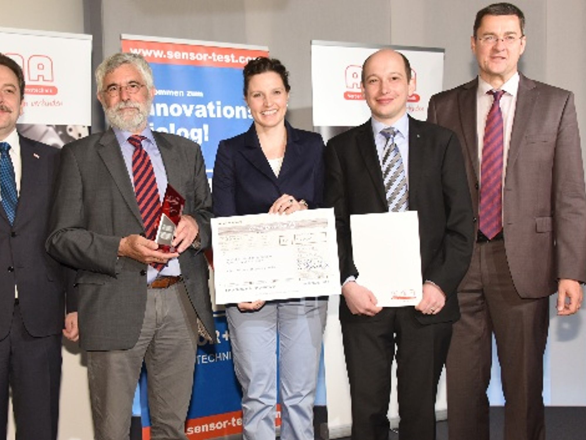 Winning team "Nerves of Glass" - from left to right: Peter Krause (AMA), Prof. Dr. Wolfgang Schade, Dr. Martin Angelmahr (Fraunhofer-HHI) Anna Lena Baumann (Photonics Incubator/Fraunhofer-HHI) Prof. Dr. Andreas Schütze (Jury/University of Saarland)