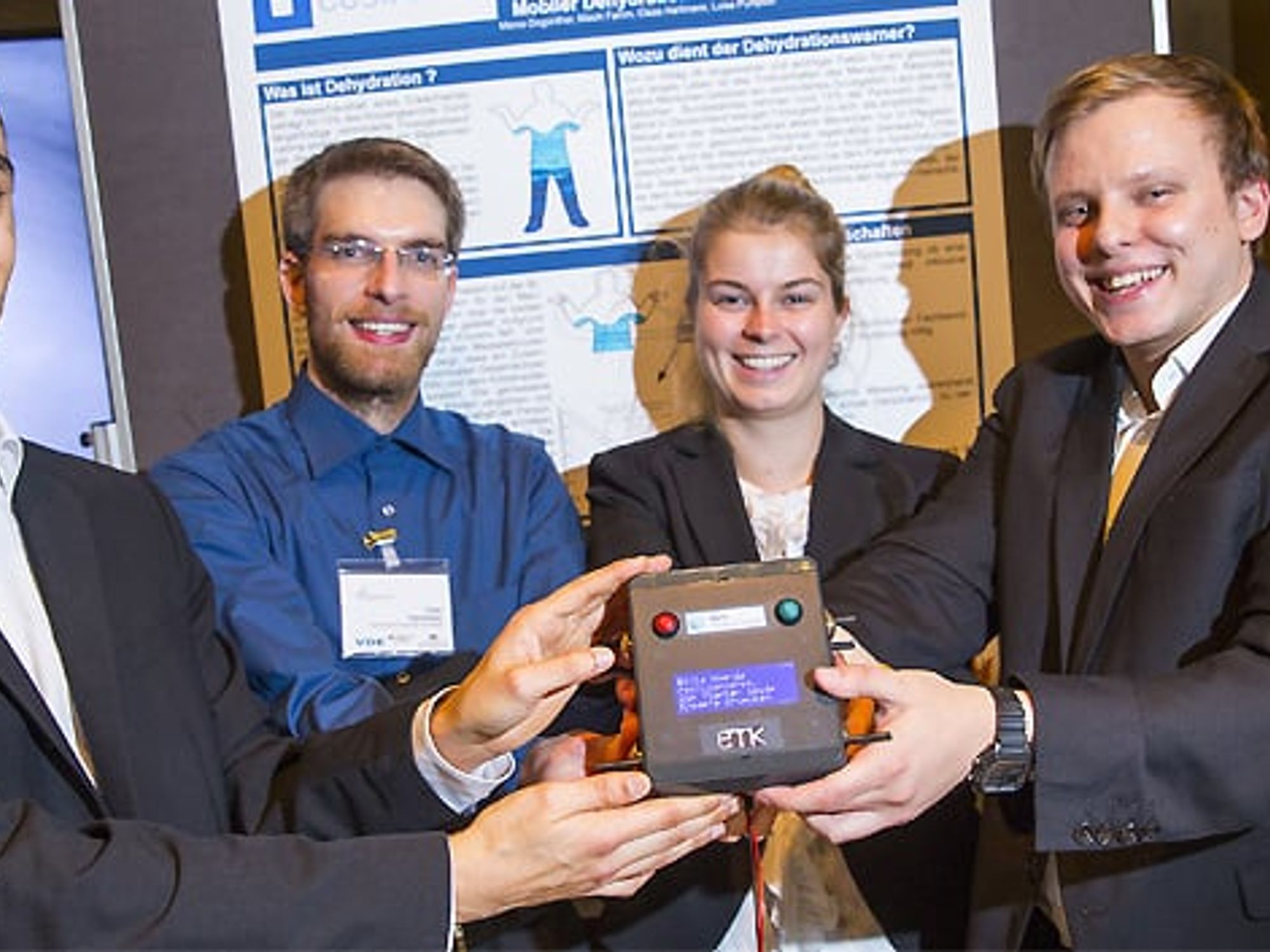Das Studententeam der TU Darmstadt mit ihrem mobilen Dehydrationswarner Das Studententeam der TU Darmstadt mit ihrem mobilen Dehydrationswarner