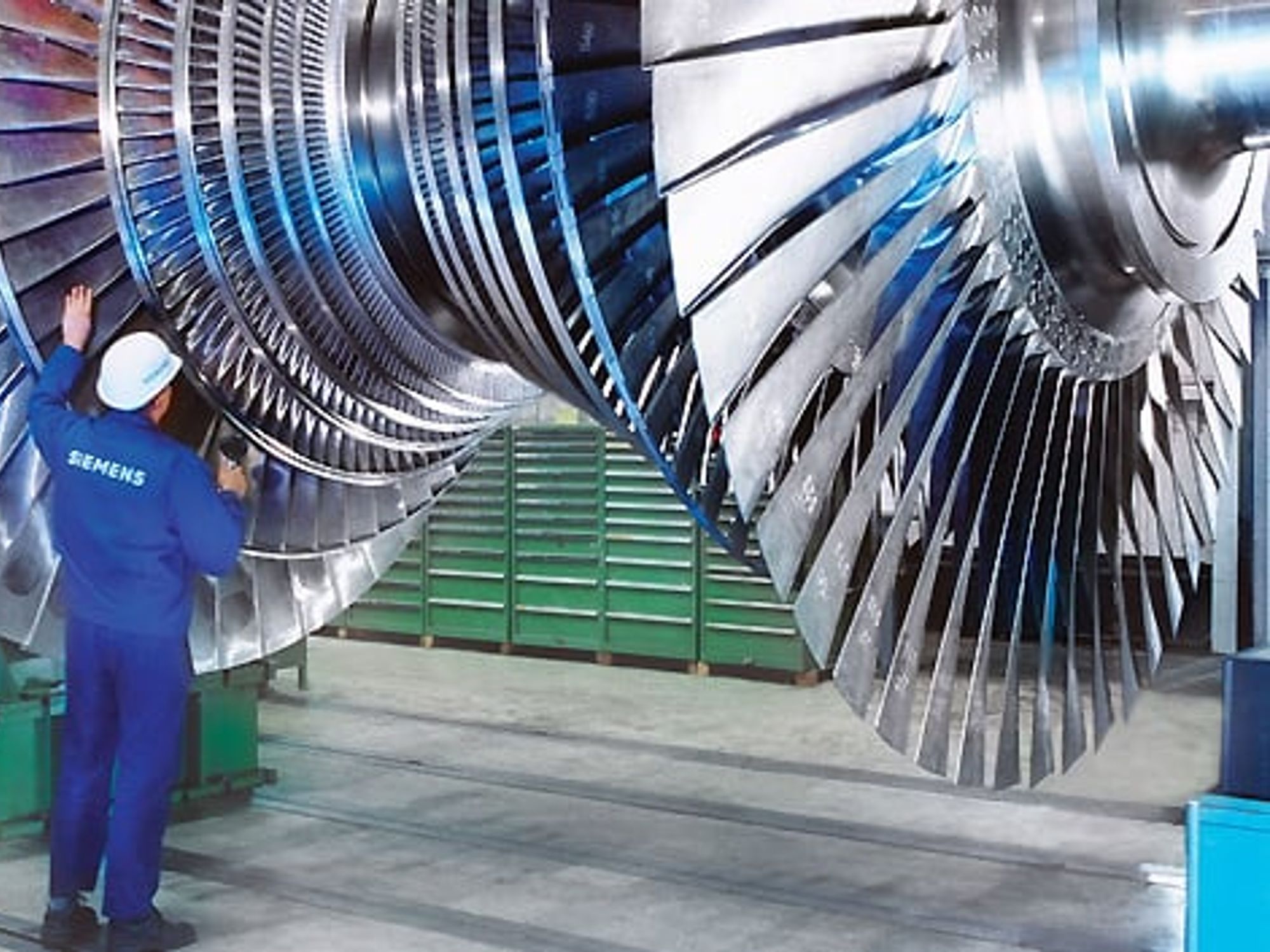 Ingenieur arbeitet an einer Dampfturbine von Siemens