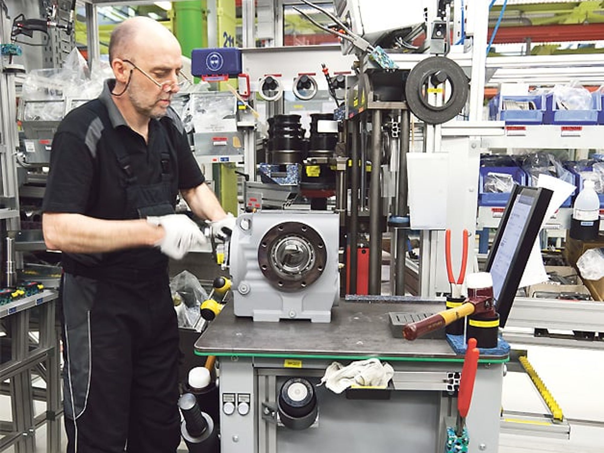 Die fahrende Werkbank in der Getriebemotoren-Fabrik von SEW-Eurodrive