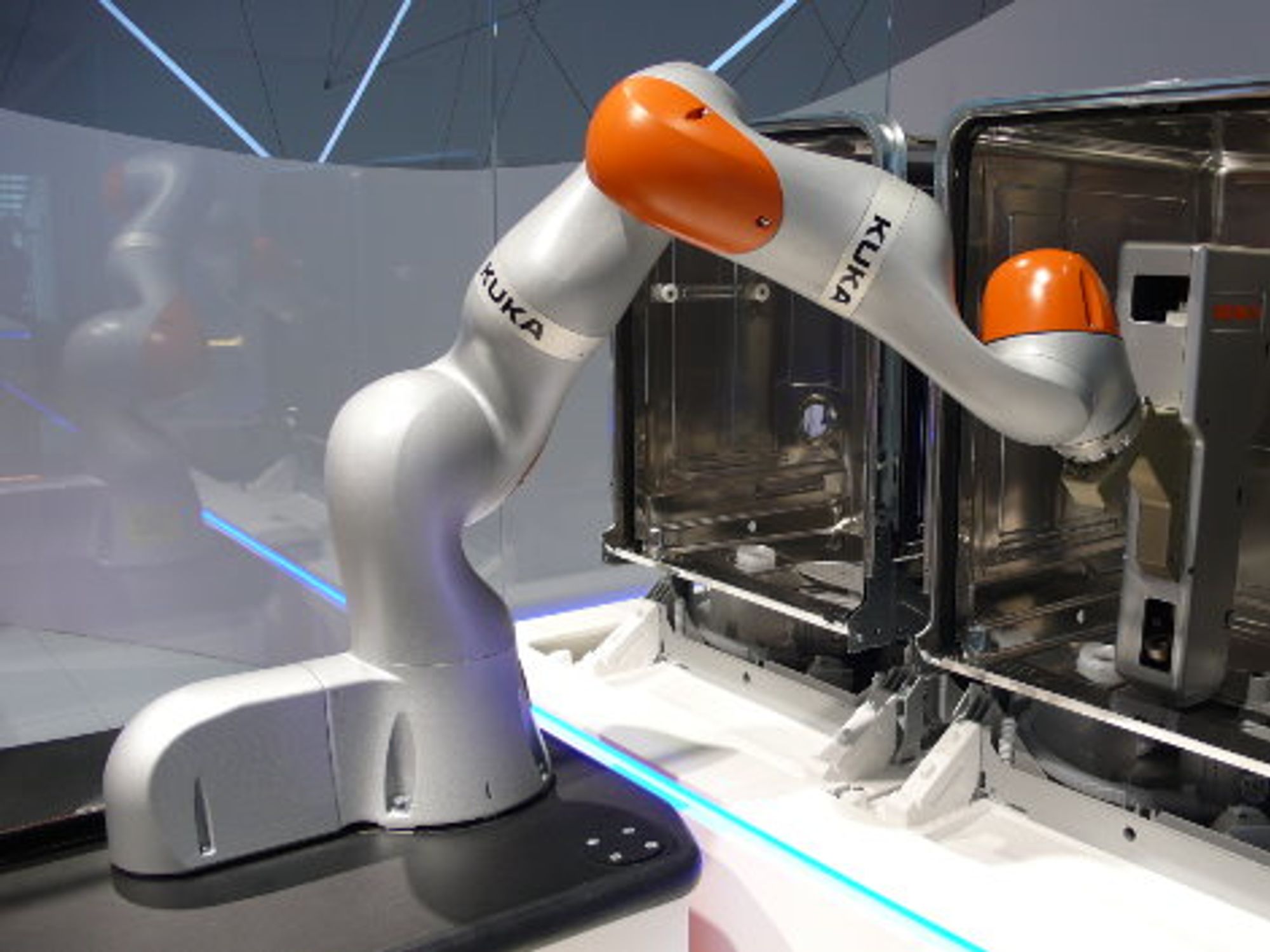 Schon auf der Automatica 2014 erstmals vorgestellt, aber immer noch hochaktuell ist der einarmige Leichtbauroboter »LBR iiwa« von Kuka - iiwa steht für »Intelligent Industrial Work Assistant«. Hier ist er bei der Montage von Geschirrspülern tätig.