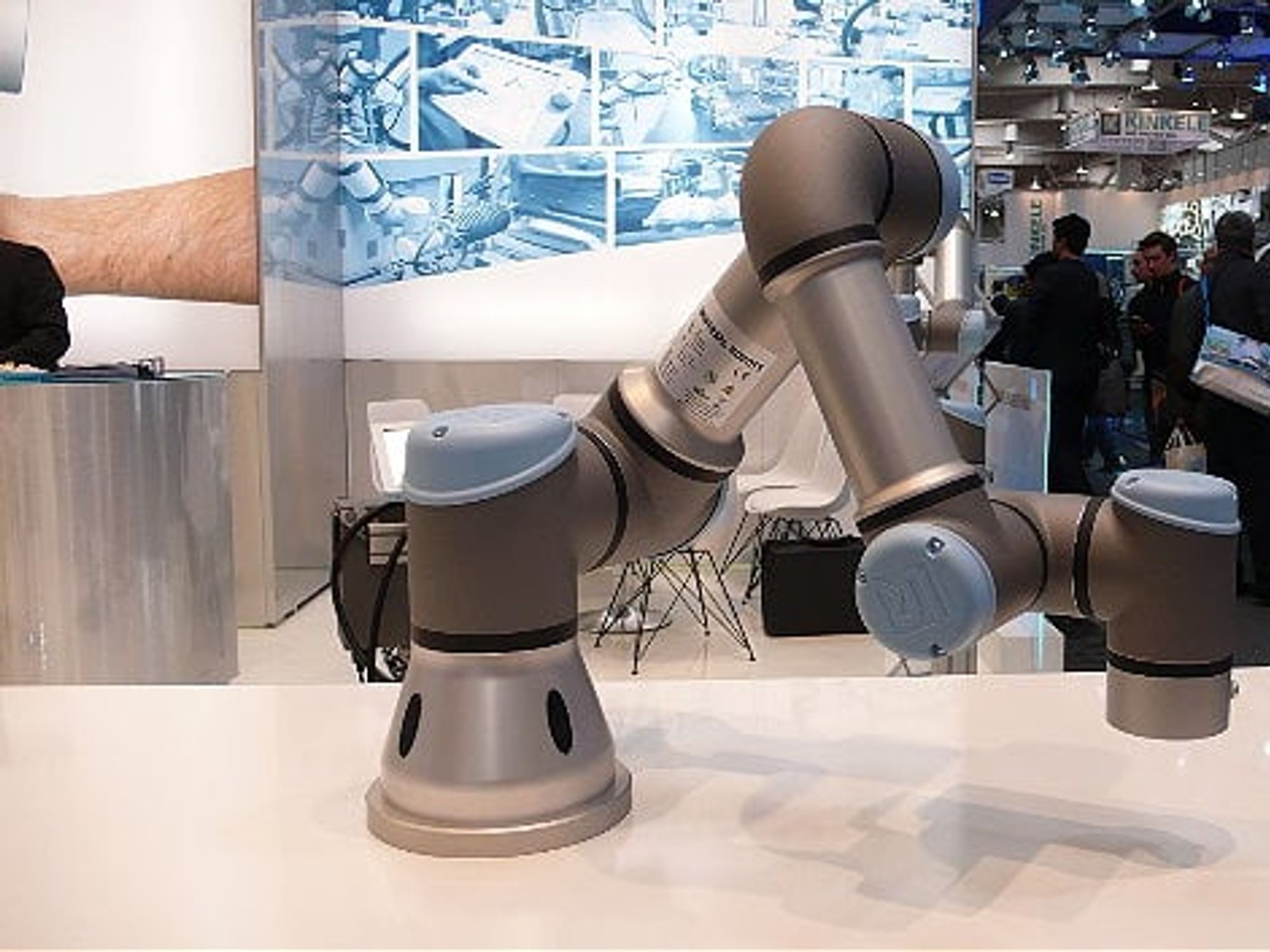 Der dänische MRK-Pionier Universal Robots präsentierte den einarmigen Leichtbau-Tischroboter UR3, der bei einem Gewicht von 11 kg eine Traglast von 3 kg hat. Weil er so programmierbar ist, dass er bei einer Kontaktkraft von 50 N automatisch stoppt, k Der dänische MRK-Pionier Universal Robots präsentierte den einarmigen Leichtbau-Tischroboter UR3, der bei einem Gewicht von 11 kg eine Traglast von 3 kg hat. Weil er so programmierbar ist, dass er bei einer Kontaktkraft von 50 N automatisch stoppt, k