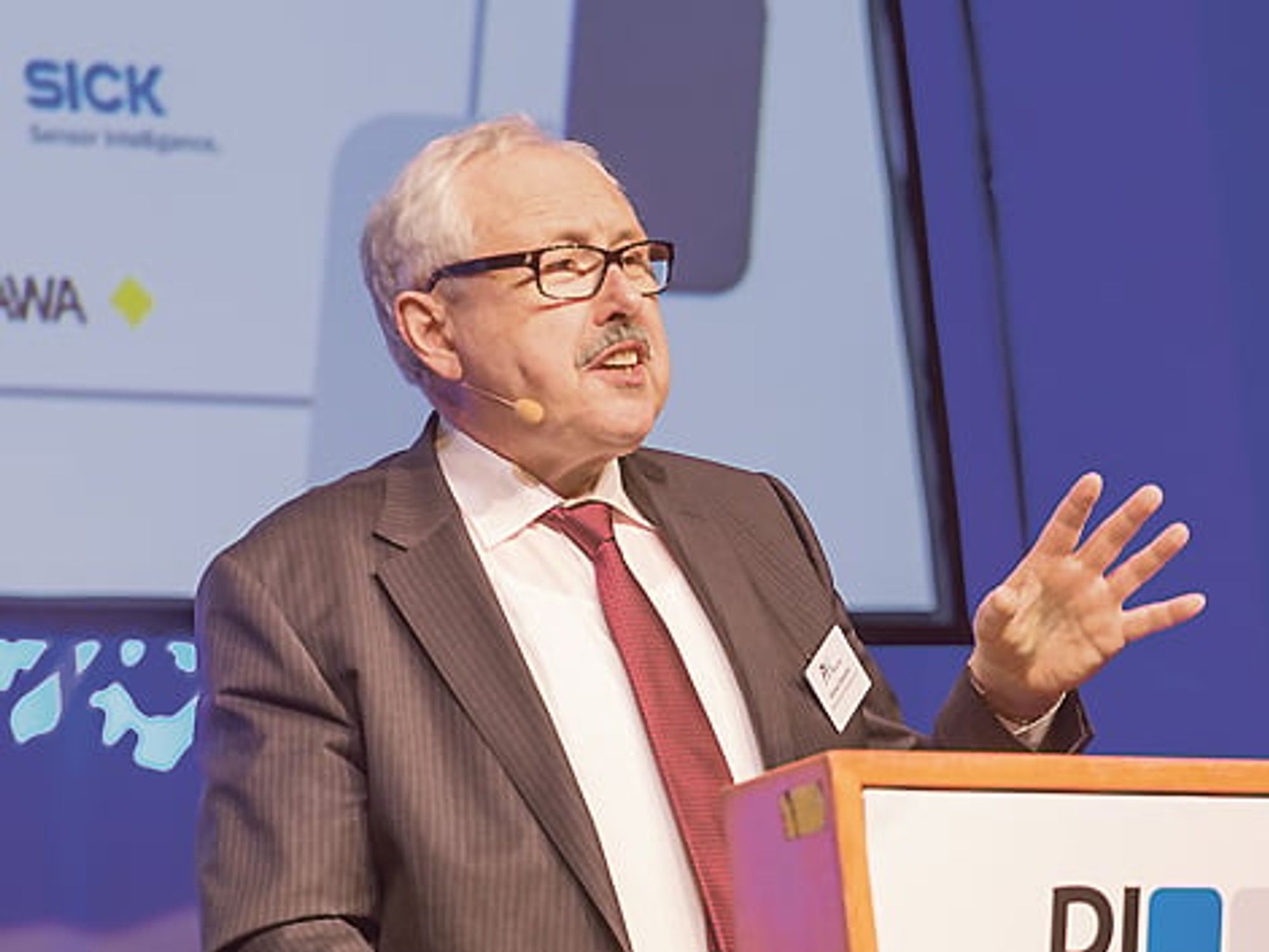 Michael Ziesemer, Präsident des ZVEI auf der Konferenz Profibus International 2015 Michael Ziesemer, Präsident des ZVEI auf der Konferenz Profibus International 2015