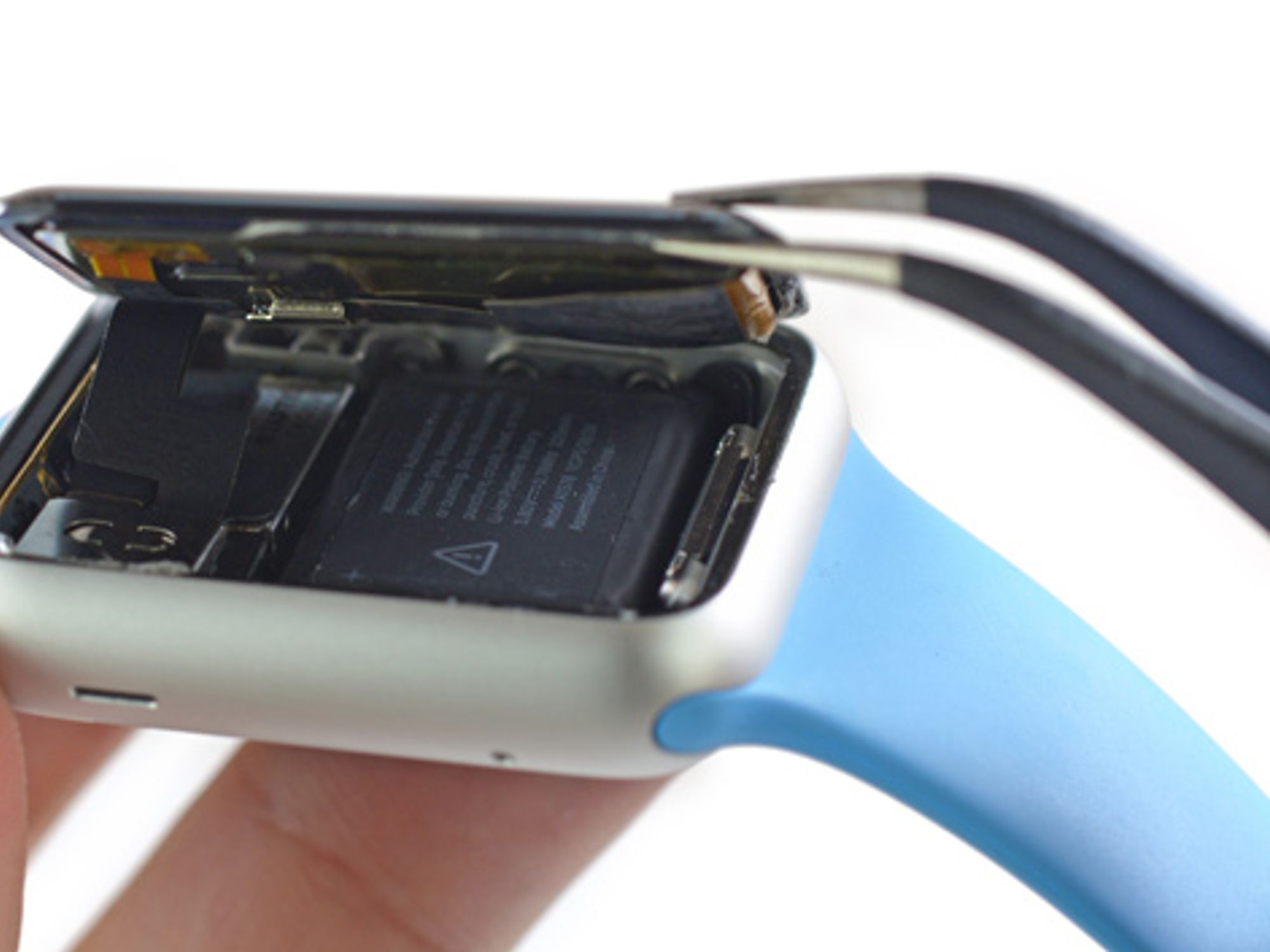 Die Abdeckung der Apple Watch Sport wird geöffnet
