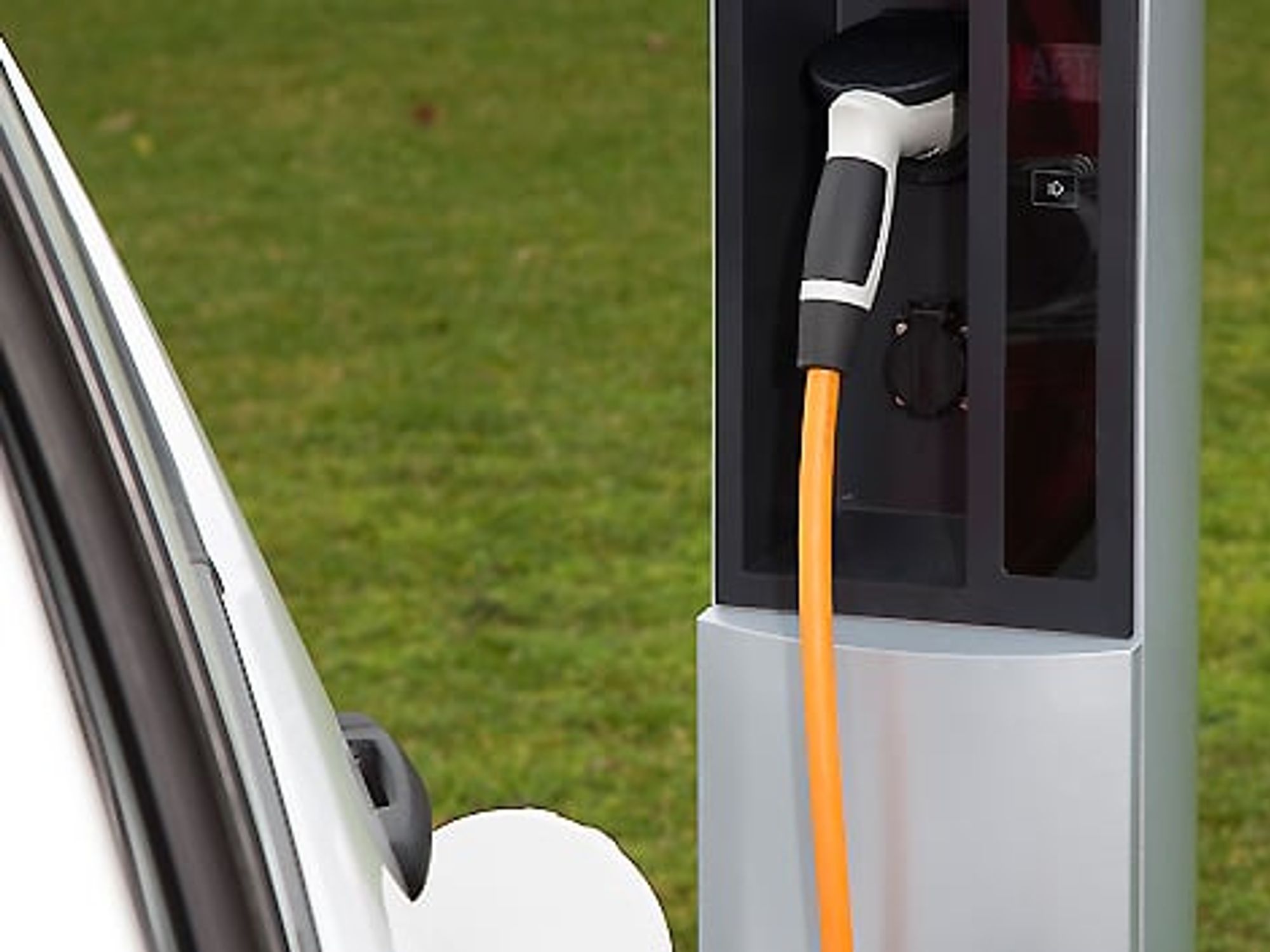 Elektrofahrzeug an Ladesäule Elektrofahrzeug an Ladesäule