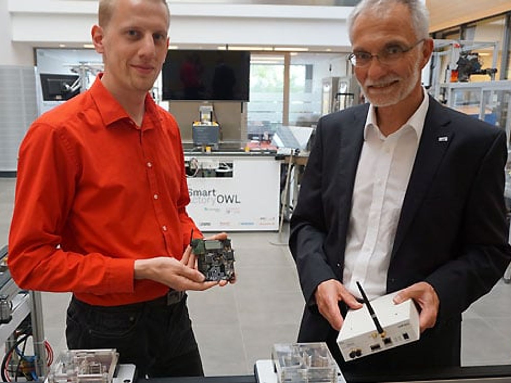 Daniel Töws und Prof. Uwe Meier vom inIT mit industriellen Funkanwendungen Daniel Töws und Prof. Uwe Meier vom inIT mit industriellen Funkanwendungen