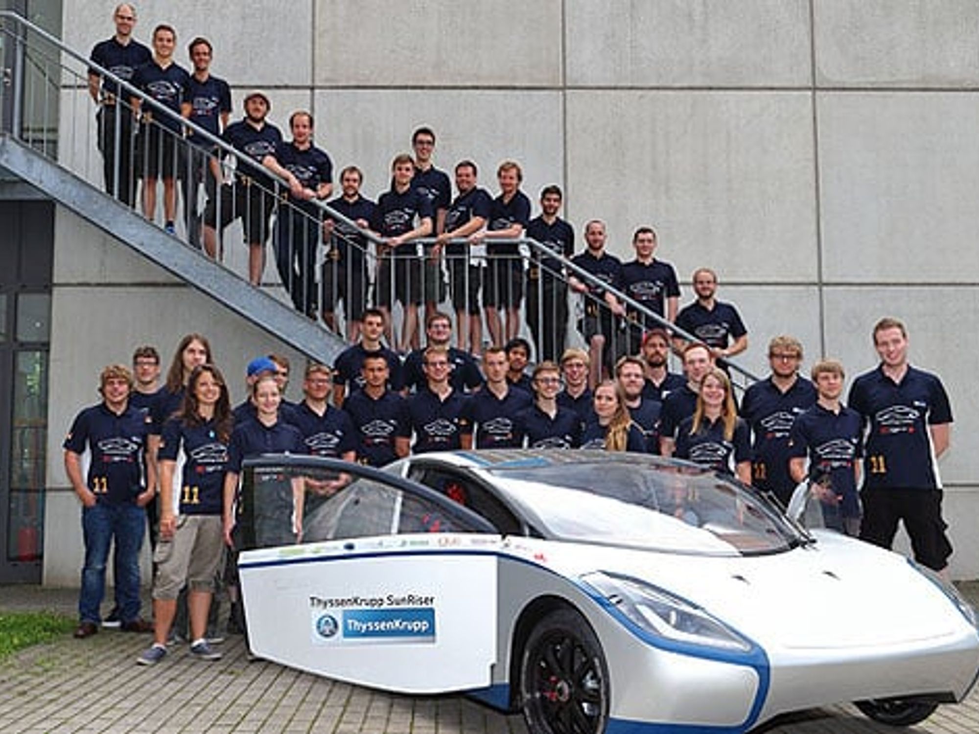 Studenten-Team der Hochschule Bochum mit dem ThyssenKrupp SunRiser Studenten-Team der Hochschule Bochum mit dem ThyssenKrupp SunRiser