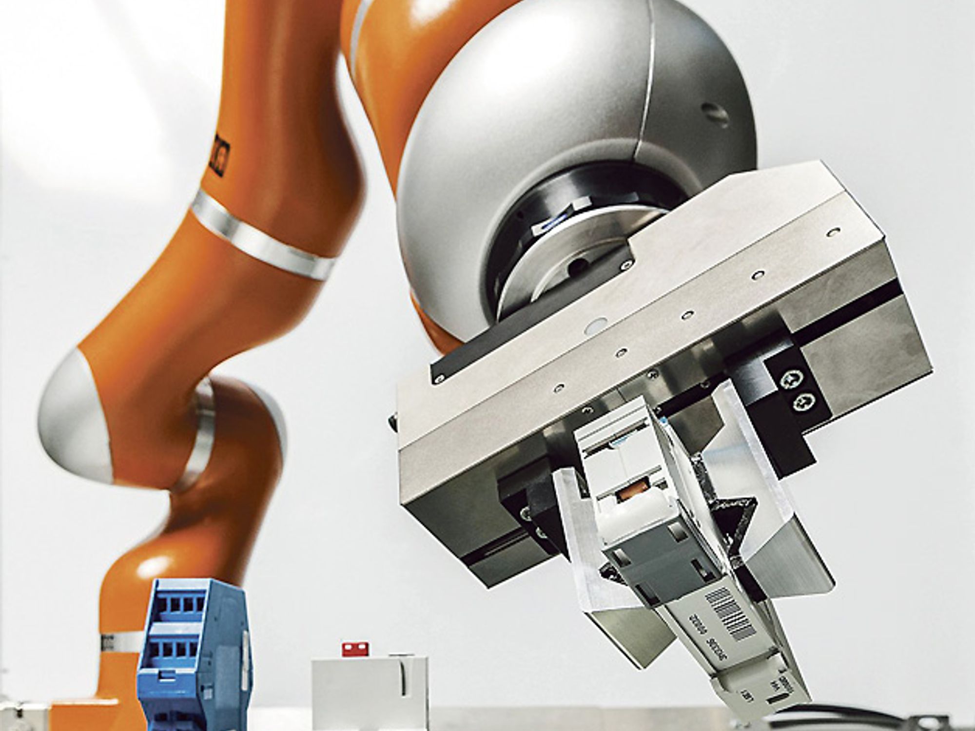 Kuka-Roboter montiert individuelle Komponenten