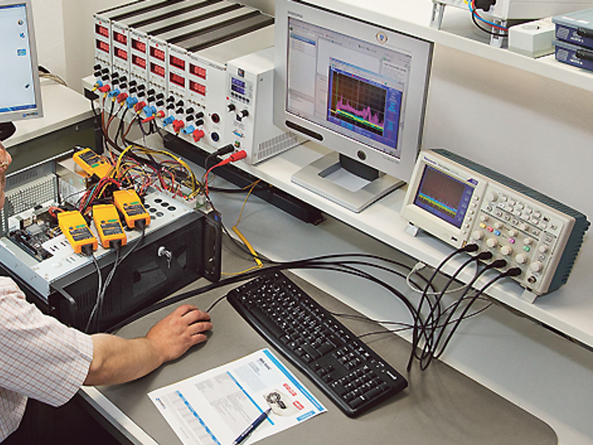 Hauseigenes Labor prüft Industrie  und Medizin Netzteile mit ausgewählten Mainboards