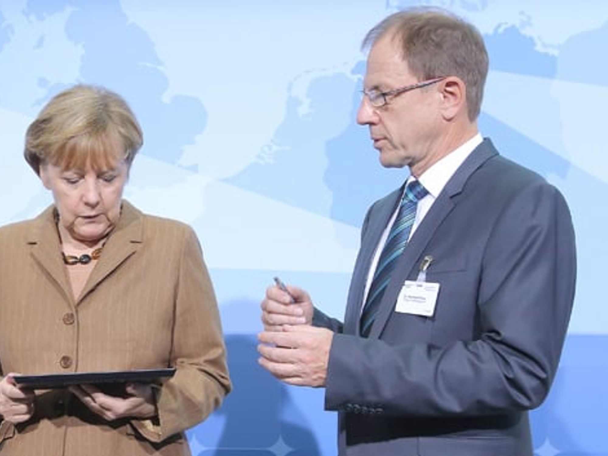 Infineon-CEO Dr. Reinhard Ploss mit Budneskanzlerin Angela Merkel. Infineon-CEO Dr. Reinhard Ploss mit Budneskanzlerin Angela Merkel.