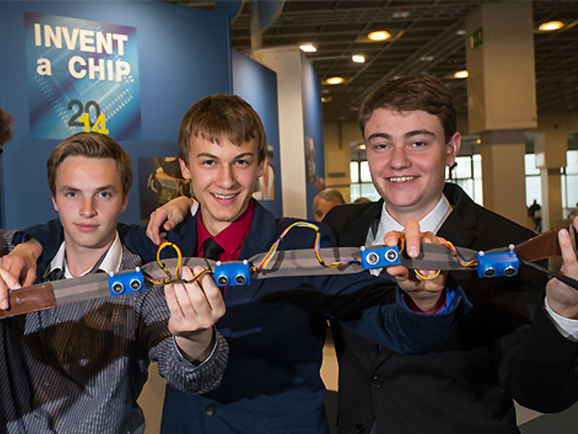 Paul Hubweber, Denis Martens, Silvio Nießner und Max Bergmann, Preisträger des ersten Platzes im Invent-a-Chip-Wettbewerb Paul Hubweber, Denis Martens, Silvio Nießner und Max Bergmann, Preisträger des ersten Platzes im Invent-a-Chip-Wettbewerb