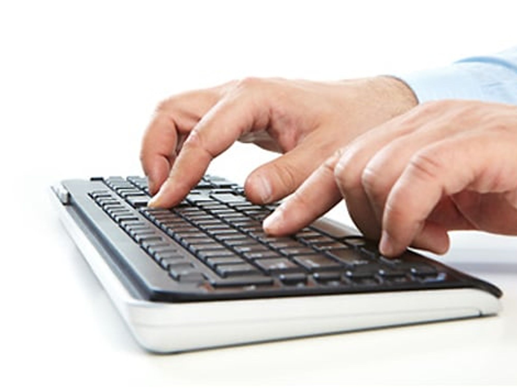 Hände auf PC-Tastatur