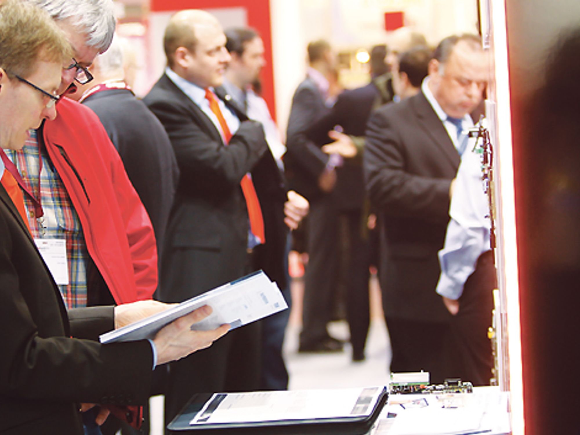 Besucher und Austeller auf der embedded world