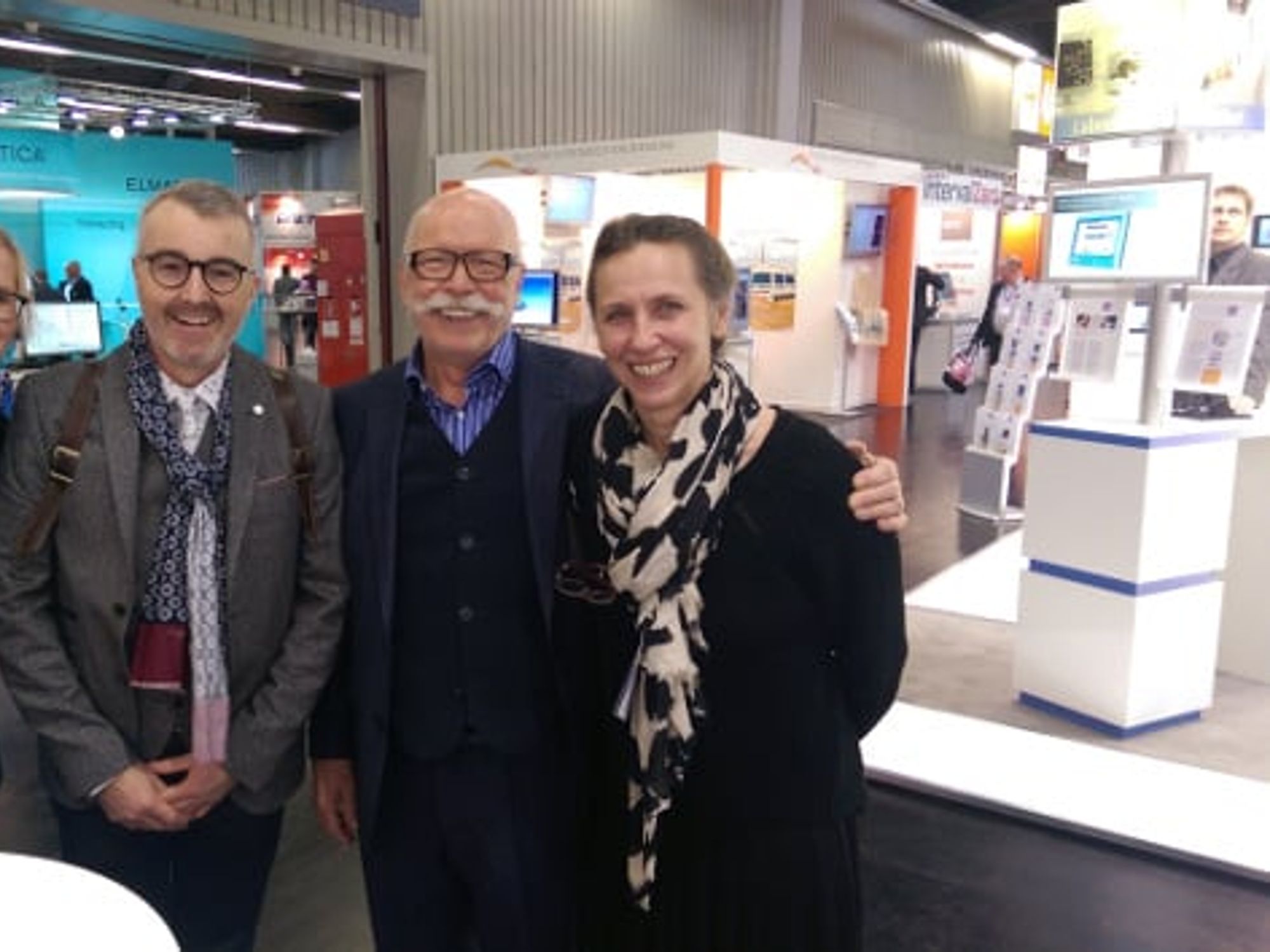 Freudiges Wiedersehen am WEKA-Stand: Iris Stroh (Markt & Technik), Roland Ackermann, Guy Forster (TKO), Stefanie Eckardt (Elektronik automotive, von rechts nach links)