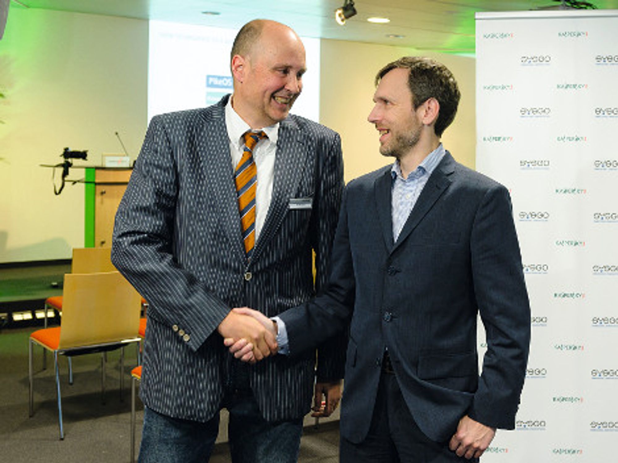 Knut Degen, Sysgo, und Andrey Nikishin, Kaspersky Lab, besiegeln ihre Geschäftspartnerschaft. Knut Degen, Sysgo, und Andrey Nikishin, Kaspersky Lab, besiegeln ihre Geschäftspartnerschaft.