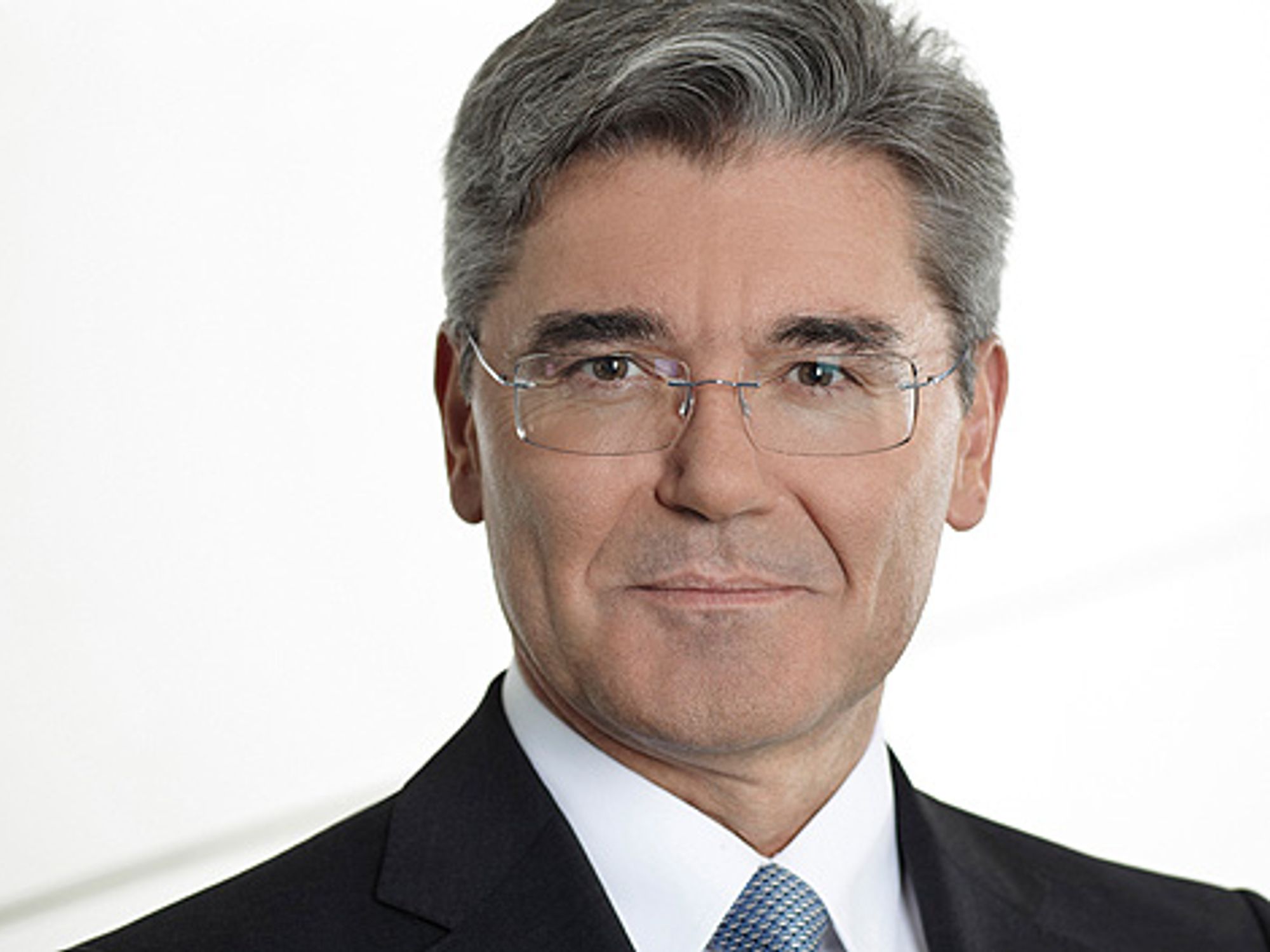 Joe Kaeser ist seit 1. August 2013 Vorstandsvorsitzender der Siemens AG. Zuvor war er der Finanzchef des Münchner Konzerns. Kaeser folgte auf Peter Löscher, der Ende Juli aus dem Amt des Siemens-Chefs ausschied. Sein Ausscheiden wiederum bewegte… Joe Kaeser ist seit 1. August 2013 Vorstandsvorsitzender der Siemens AG. Zuvor war er der Finanzchef des Münchner Konzerns. Kaeser folgte auf Peter Löscher, der Ende Juli aus dem Amt des Siemens-Chefs ausschied. Sein Ausscheiden wiederum bewegte…