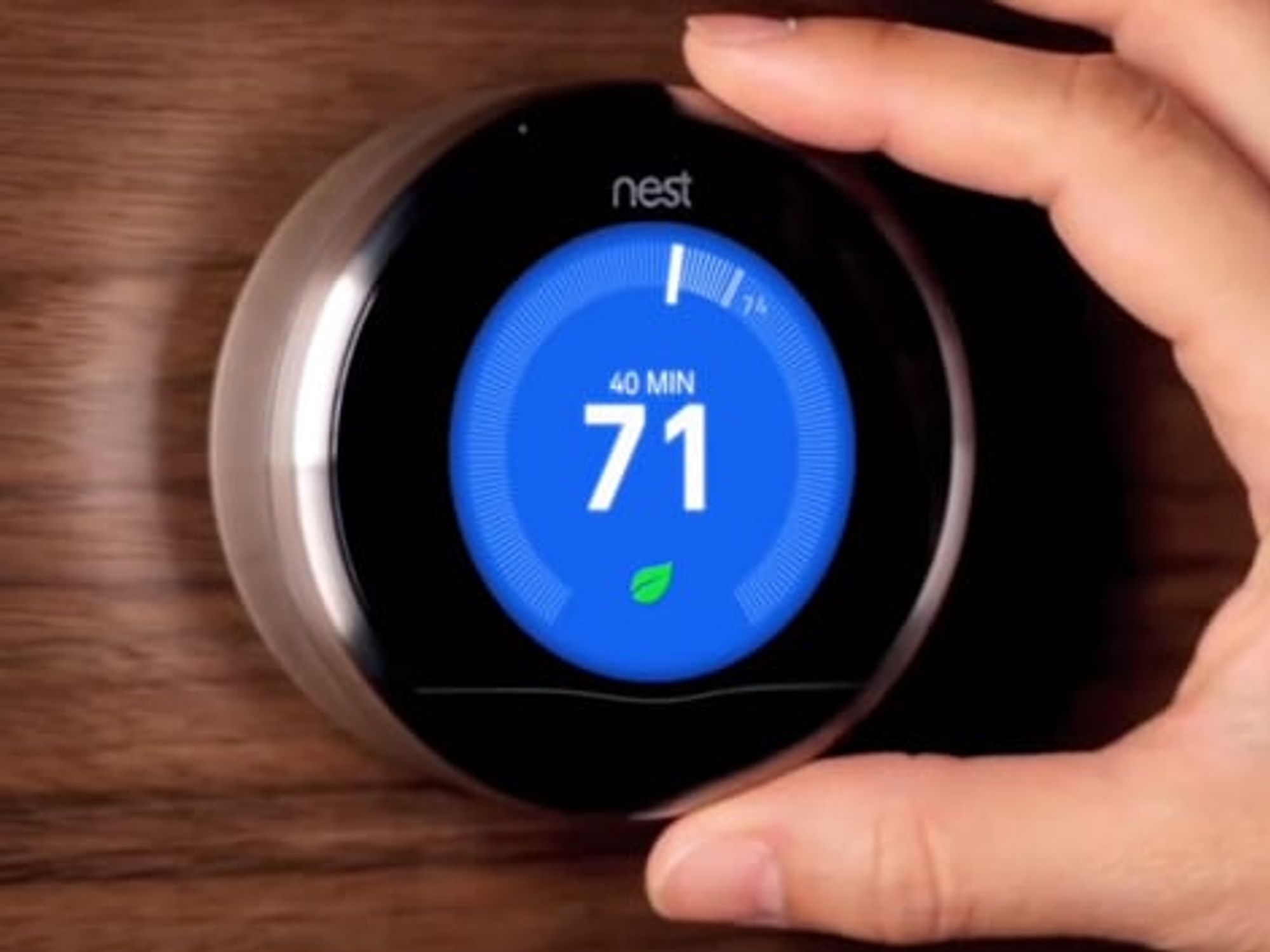 Über einen Drehregler wird am Nest Thermostat die gewünschte Temperatur eingestellt. Über einen Drehregler wird am Nest Thermostat die gewünschte Temperatur eingestellt.