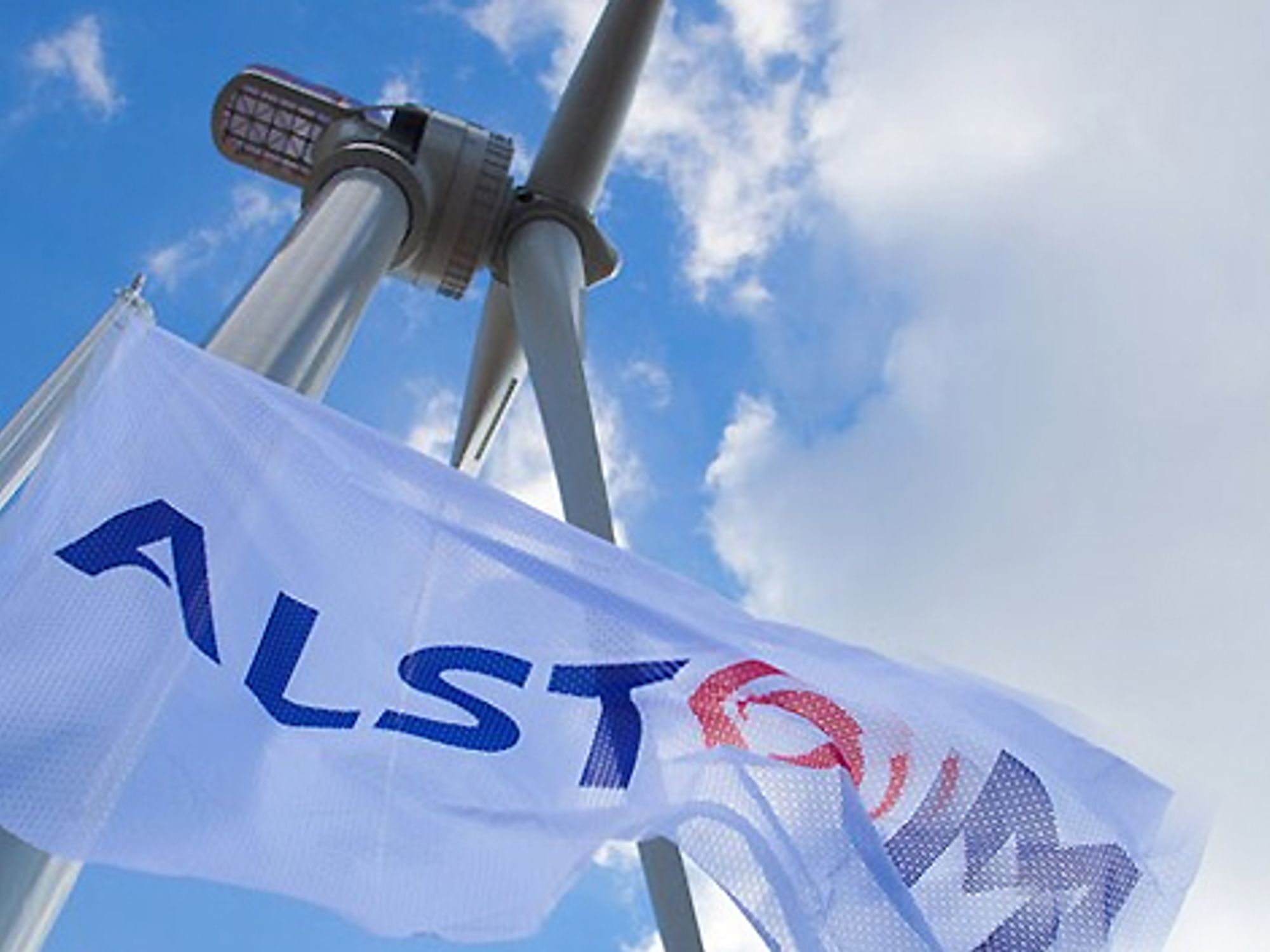Alstom-Flagge vor Windkraftanlage