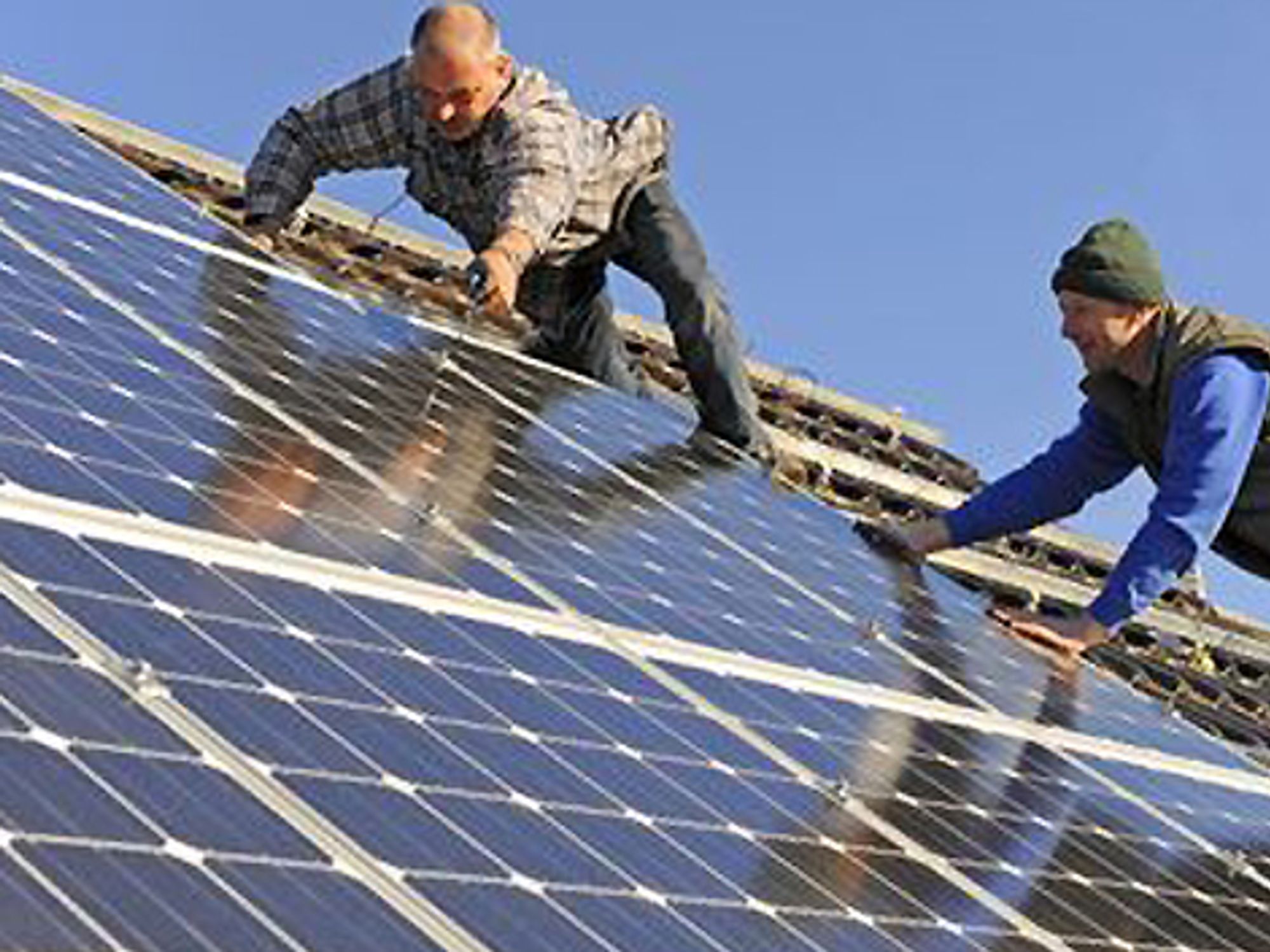 Handwerker auf Photovoltaik-Dach Handwerker auf Photovoltaik-Dach