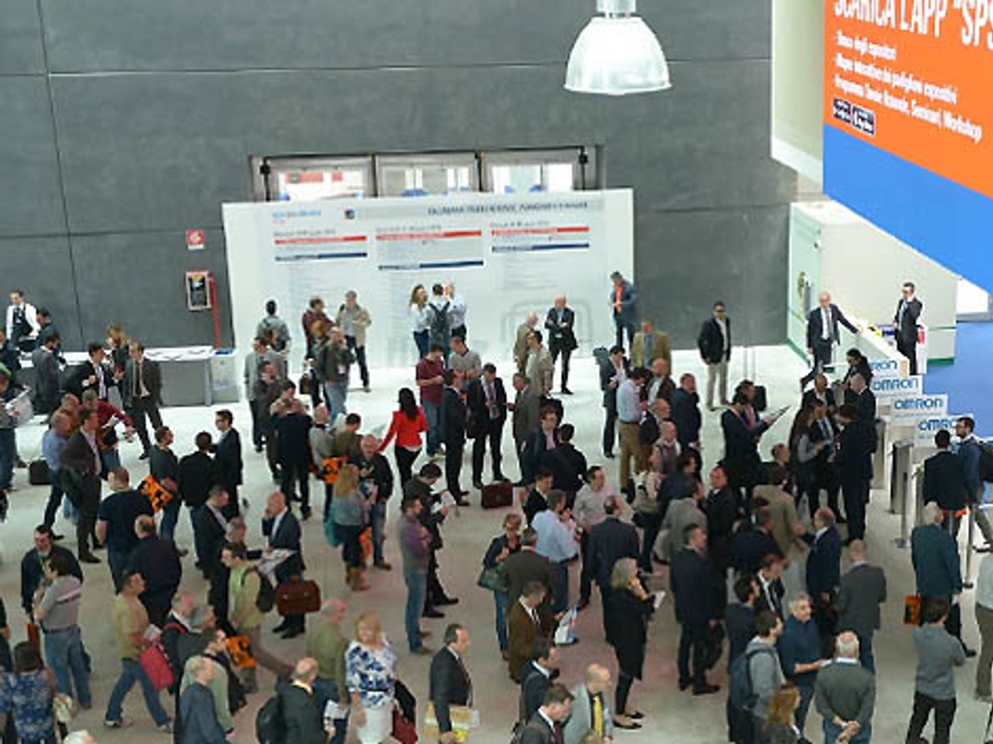 Messebesucher auf der SPS IPC Drives Italila