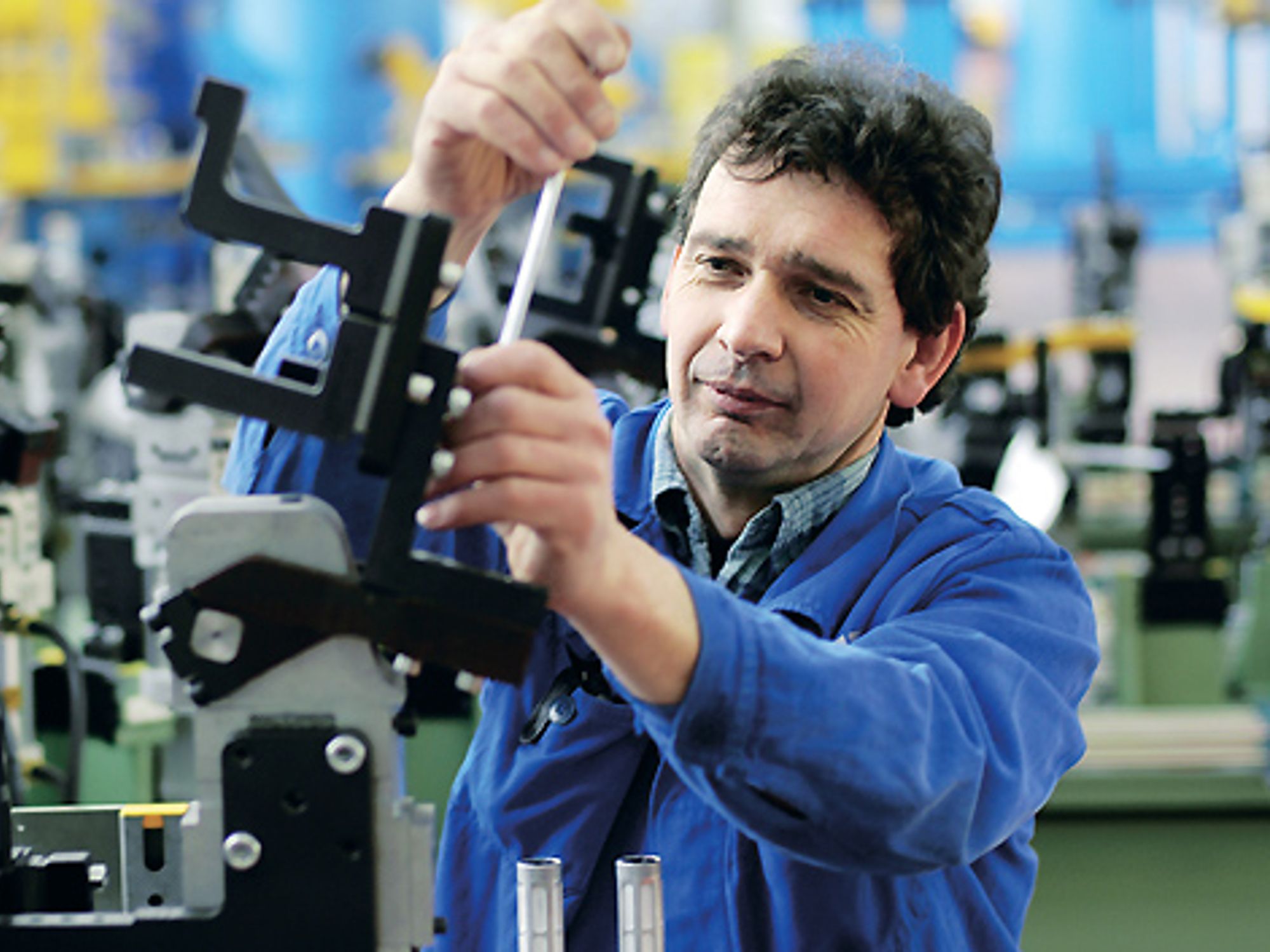 Kuka-Mitarbeiter bei der Vormontage einer Automobilproduktionsanlage