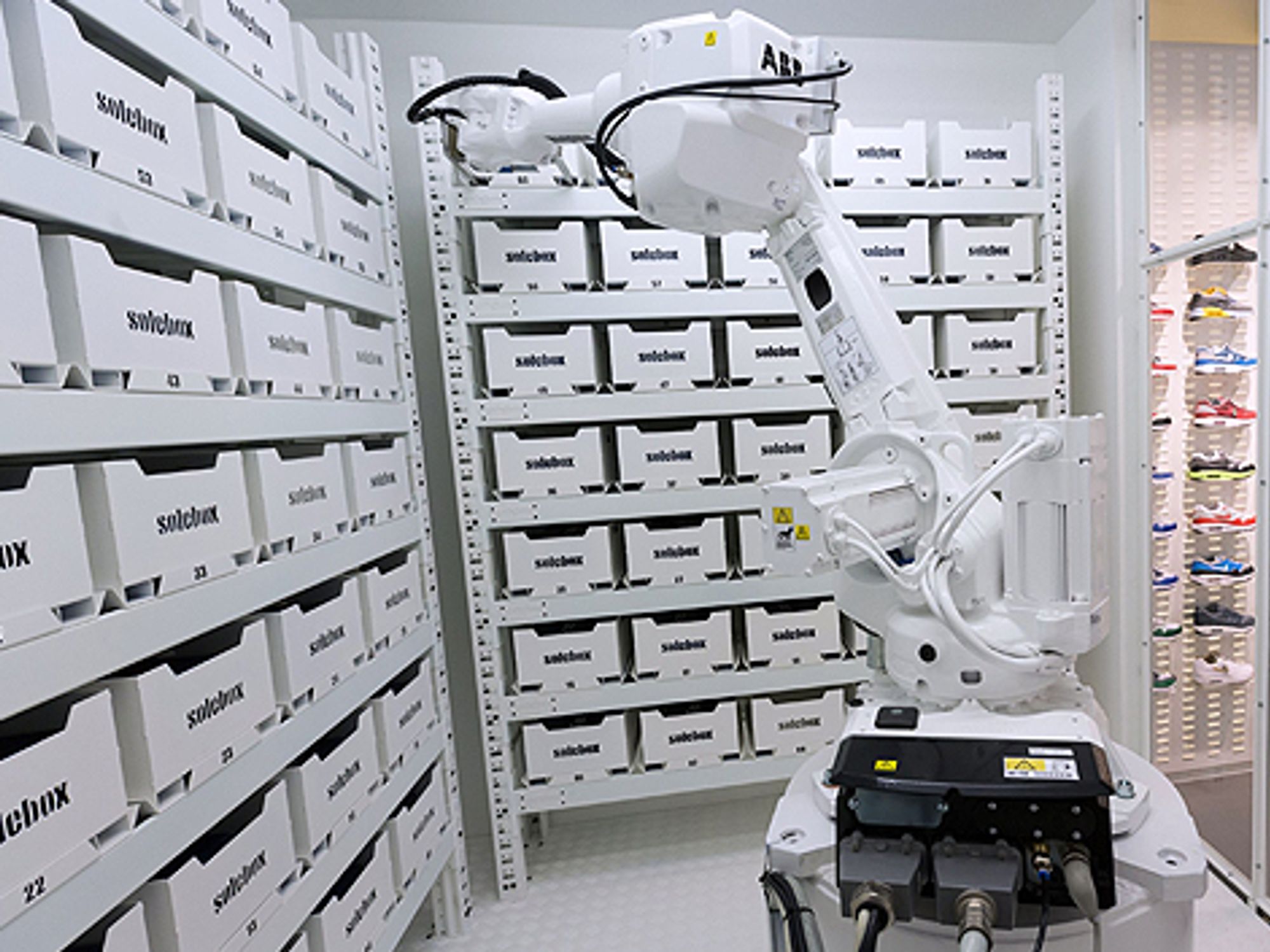 ABB-Roboter Typ IRB 2600 in Berliner Schuhgeschäft