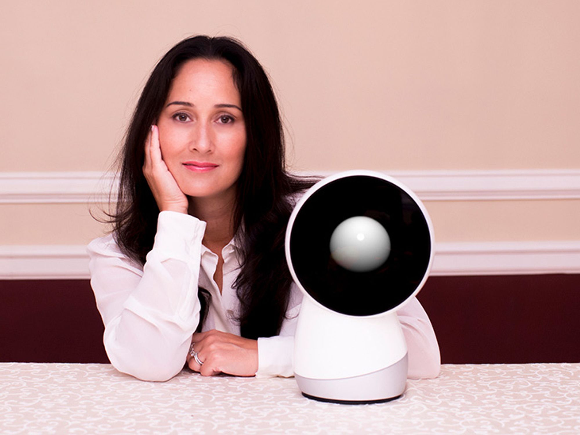 Die Erfinderin Cynthia Breazeal mit Roboter Jibo